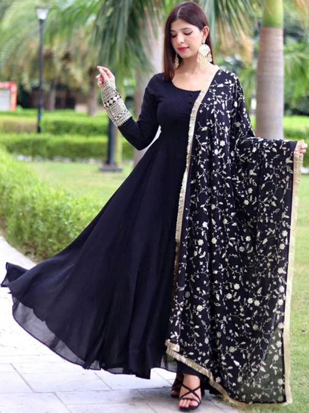 GRISHU COLLECTION Round Neck Georgette Anarkali Kurta With Trousers & Dupatta, Black
GRISHU COLLECTION Round Neck Georgette Anarkali Kurta With Trousers & Dupatta, Black