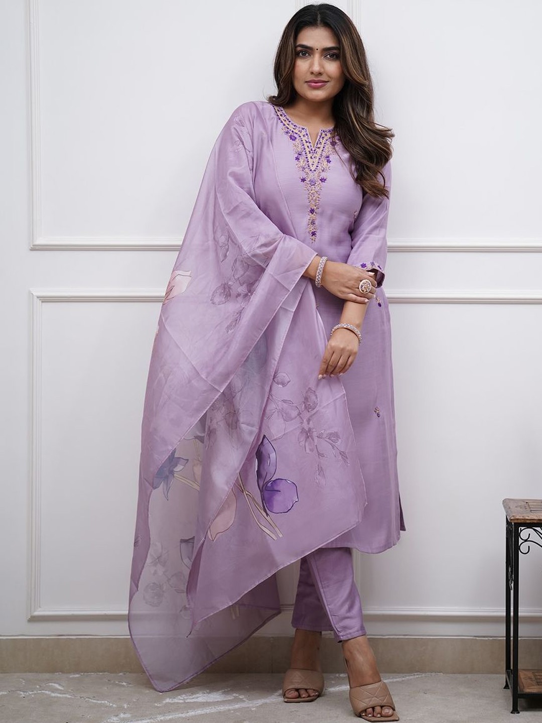 STYLERIUM Floral Embroidered Silk Blend Notch Neck Straight Kurta With Trousers & Dupatta, Lavender
STYLERIUM Floral Embroidered Silk Blend Notch Neck Straight Kurta With Trousers & Dupatta, Lavender