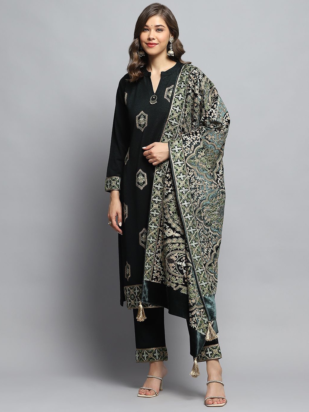 Monte Carlo Mandarin Collar Embroidered Straight Kurta With Trousers And Dupatta, Green
Monte Carlo Mandarin Collar Embroidered Straight Kurta With Trousers And Dupatta, Green