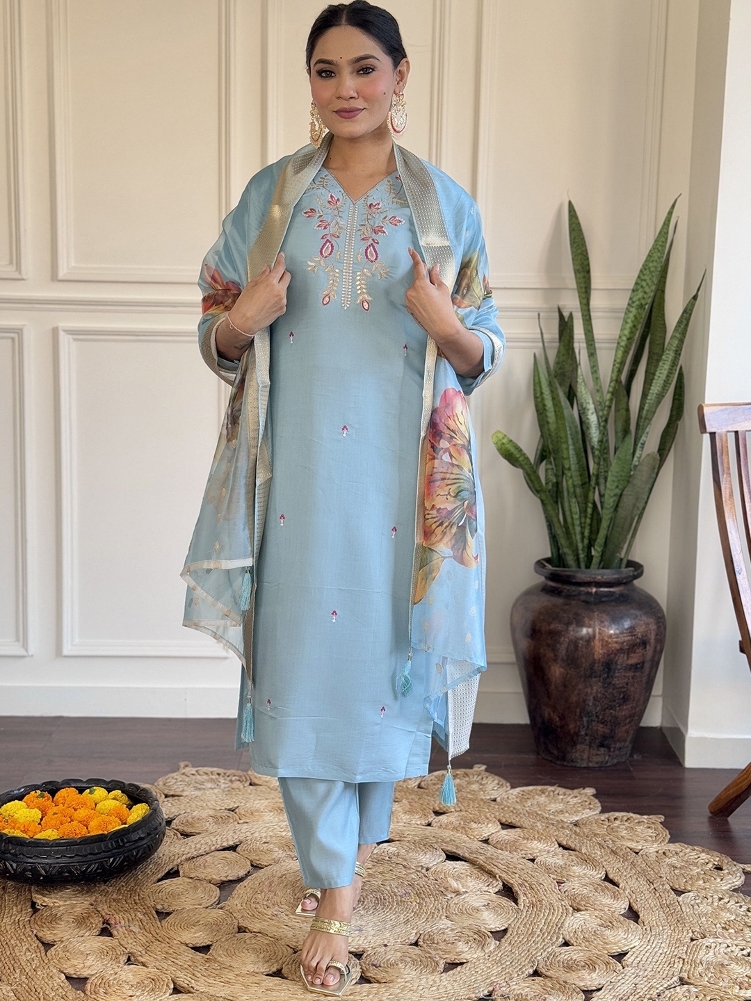 PARNAVI Parita Floral Embroidered V-Neck Zari Straight Kurta With Trouser And Dupatta, Blue
PARNAVI Parita Floral Embroidered V-Neck Zari Straight Kurta With Trouser And Dupatta, Blue