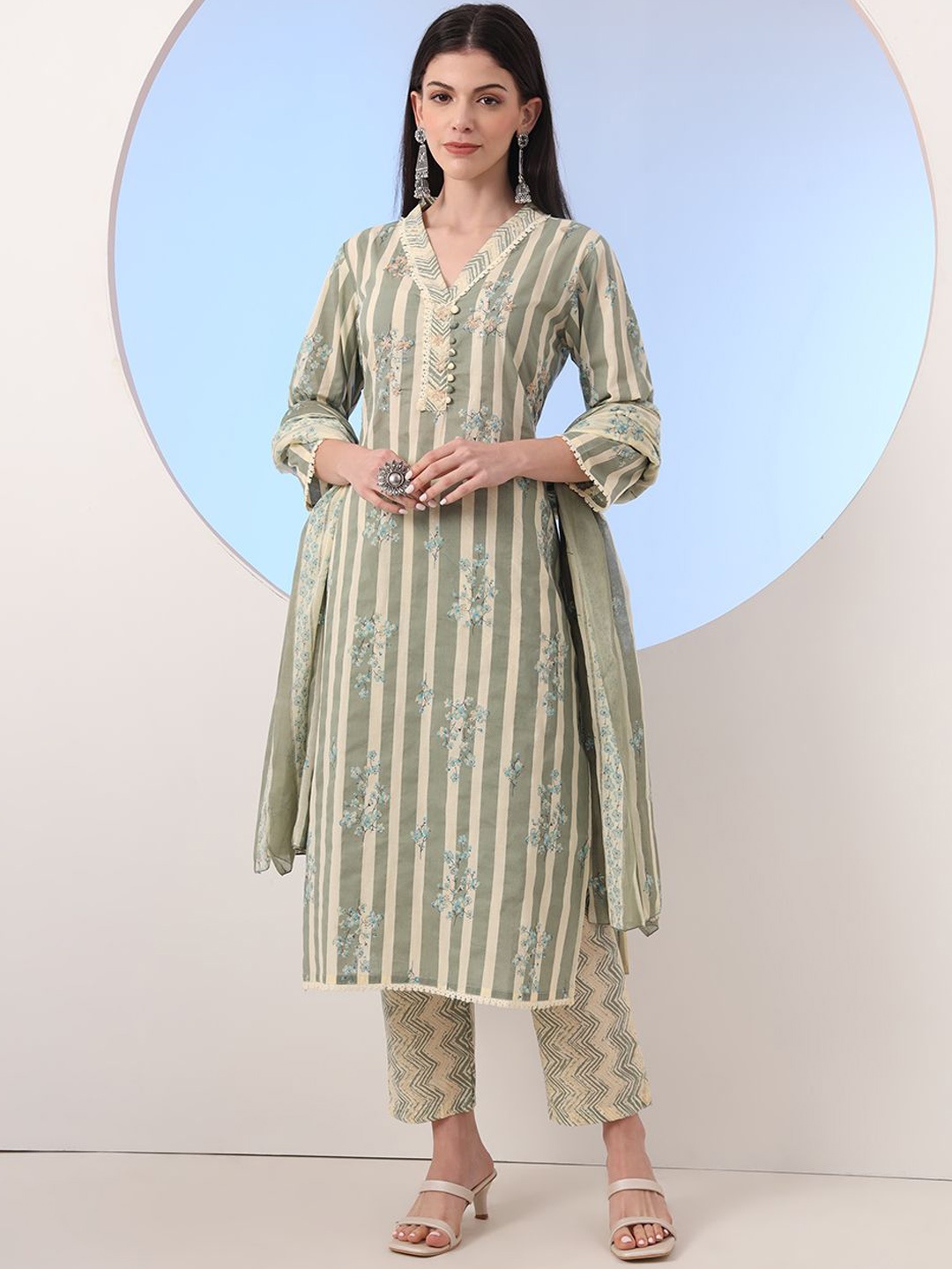 Yufta Floral Embroidered Pure Cotton V-Neck Straight Kurta With Trousers And Dupatta, Green
Yufta Floral Embroidered Pure Cotton V-Neck Straight Kurta With Trousers And Dupatta, Green