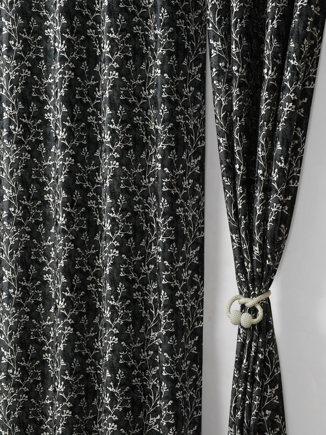 Homefab India Black & White 2 Pieces Floral Printed Room Darkening Long Door Curtain
Homefab India Black & White 2 Pieces Floral Printed Room Darkening Long Door Curtain