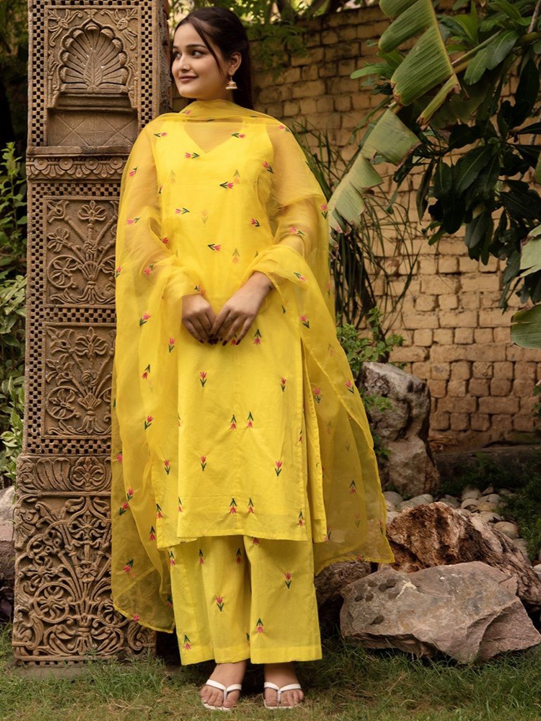 Pomcha Women Floral Embroidered Regular Thread Work Pure Cotton Kurta with Palazzos & With Dupatta, Yellow
Pomcha Women Floral Embroidered Regular Thread Work Pure Cotton Kurta with Palazzos & With Dupatta, Yellow
