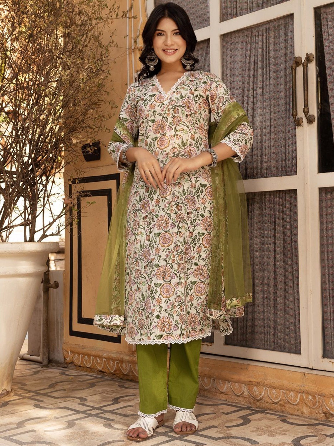 Pomcha Women Floral Printed Regular Gotta Patti Pure Cotton Kurta with Trousers & With Dupatta, Green
Pomcha Women Floral Printed Regular Gotta Patti Pure Cotton Kurta with Trousers & With Dupatta, Green