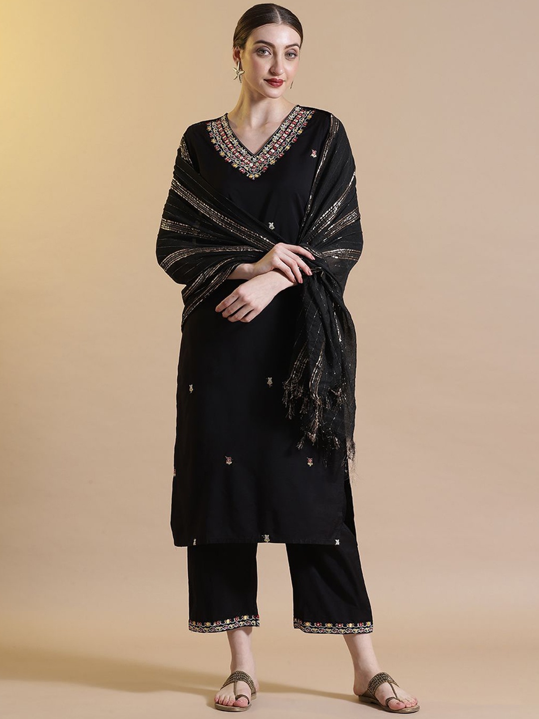 STYLEBAAZI Floral Embroidered V-Neck Straight Kurta With Trousers And Dupatta, Black
STYLEBAAZI Floral Embroidered V-Neck Straight Kurta With Trousers And Dupatta, Black