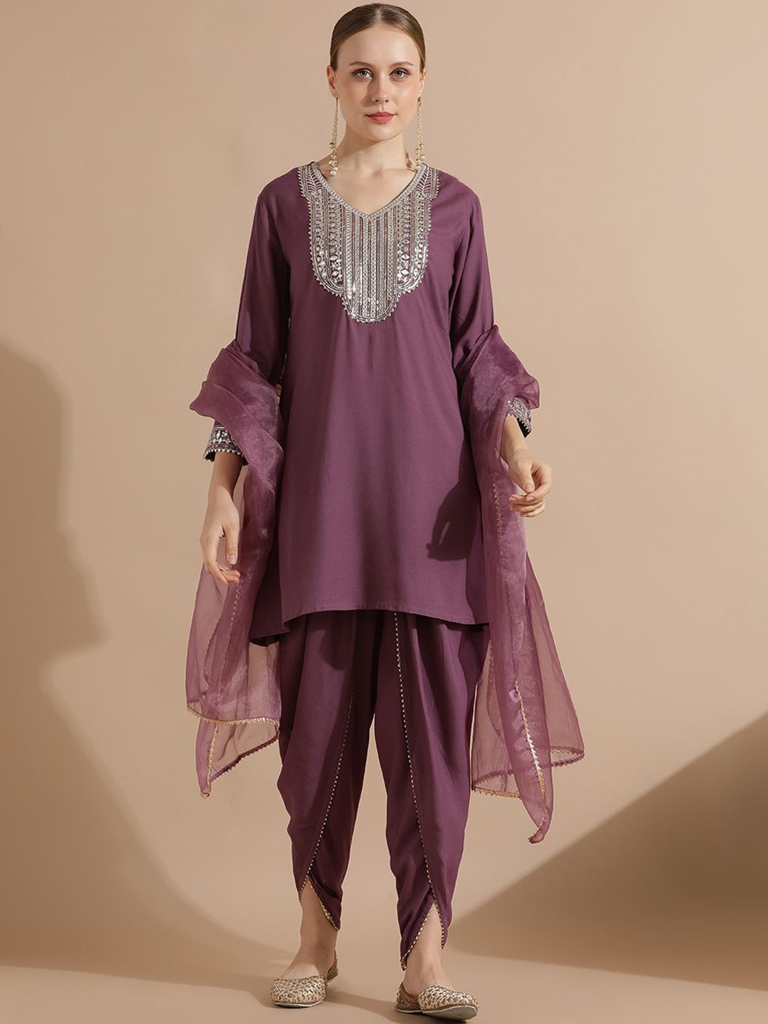 STYLEBAAZI Ethnic Motifs Yoke Design Mirror Work Kurta With Dhoti Pants And Dupatta, Mauve
STYLEBAAZI Ethnic Motifs Yoke Design Mirror Work Kurta With Dhoti Pants And Dupatta, Mauve