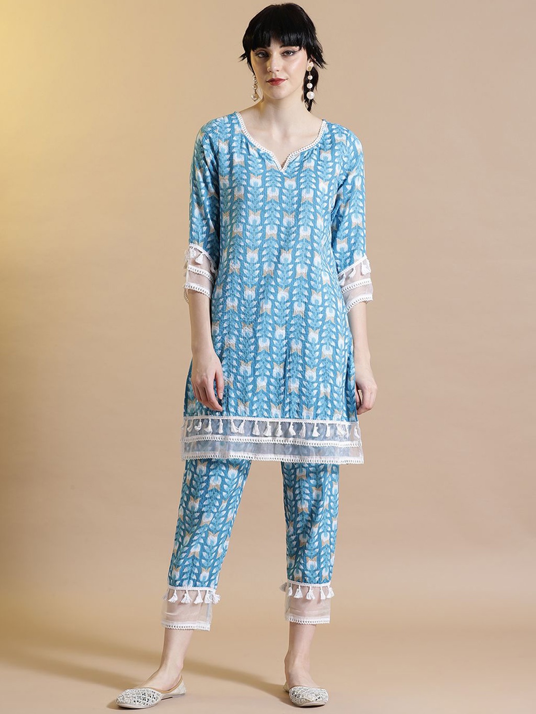 STYLEBAAZI Floral Printed Kantha Work Pure Cotton Straight Kurta With Trousers, Blue
STYLEBAAZI Floral Printed Kantha Work Pure Cotton Straight Kurta With Trousers, Blue