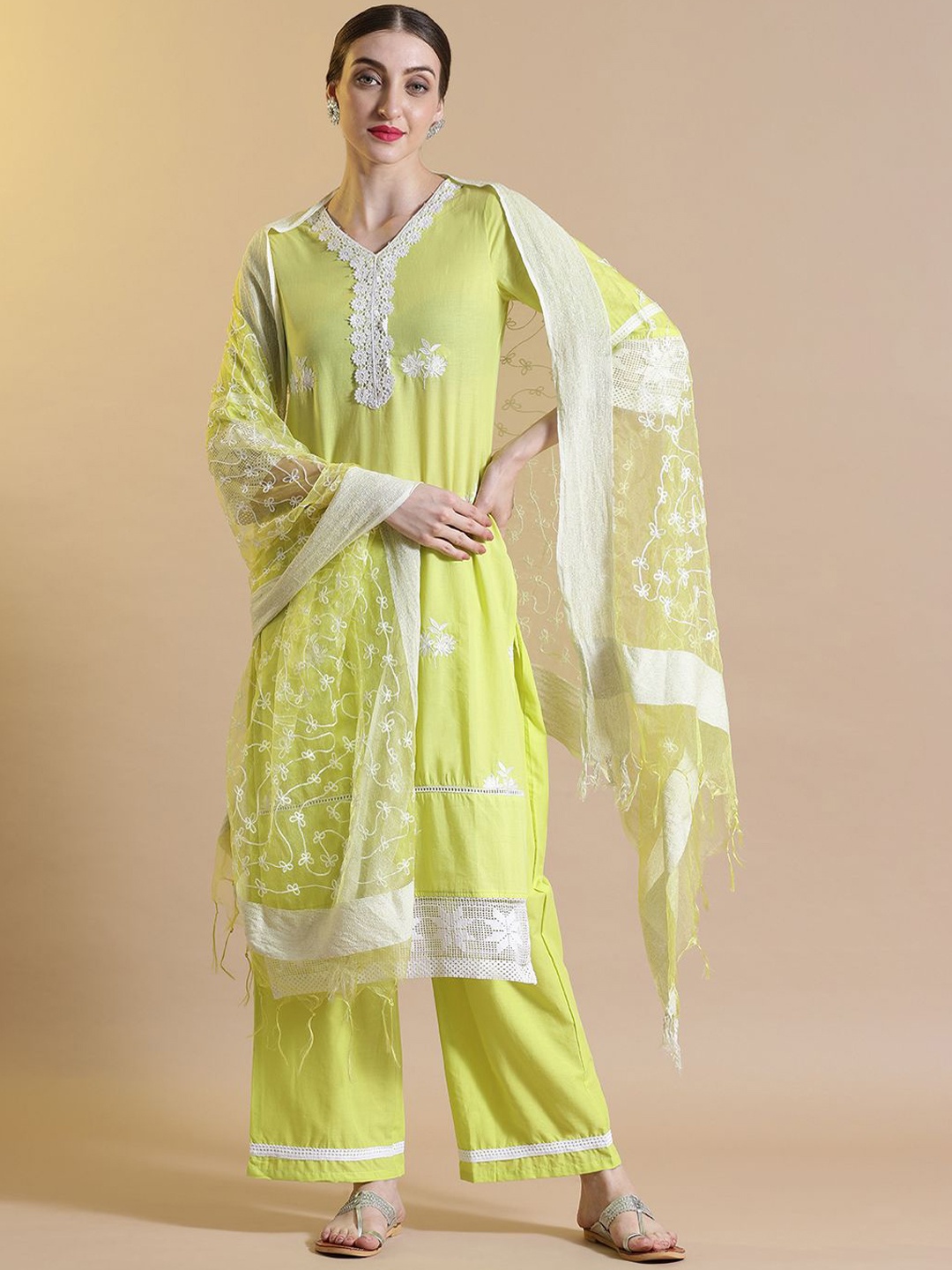 STYLEBAAZI V-Neck Floral Embroidered Straight Kurta With Trousers And Dupatta, Green
STYLEBAAZI V-Neck Floral Embroidered Straight Kurta With Trousers And Dupatta, Green