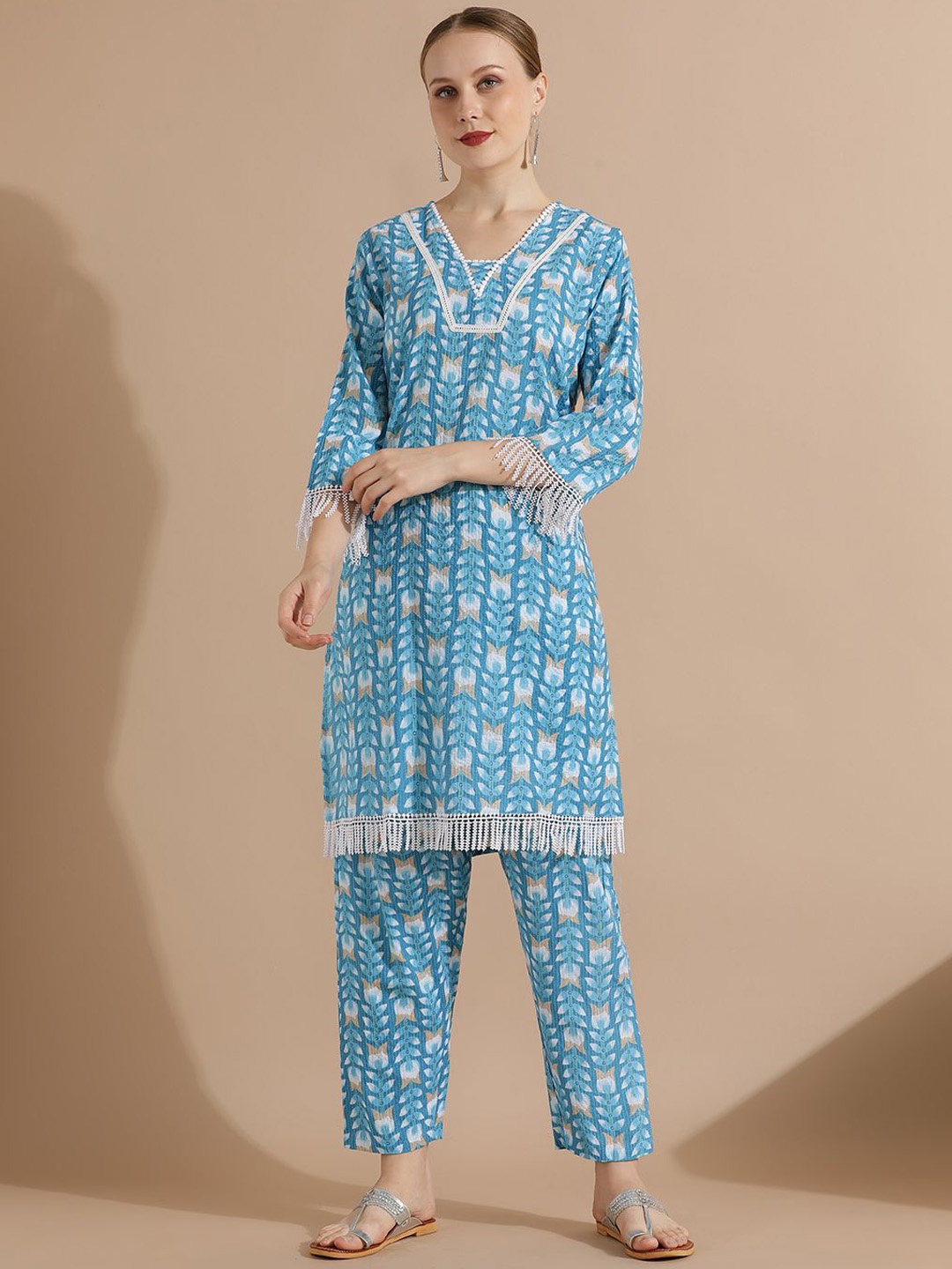 STYLEBAAZI Floral Printed V-Neck Kantha Work Pure Cotton Straight Kurta With Trousers, Blue
STYLEBAAZI Floral Printed V-Neck Kantha Work Pure Cotton Straight Kurta With Trousers, Blue