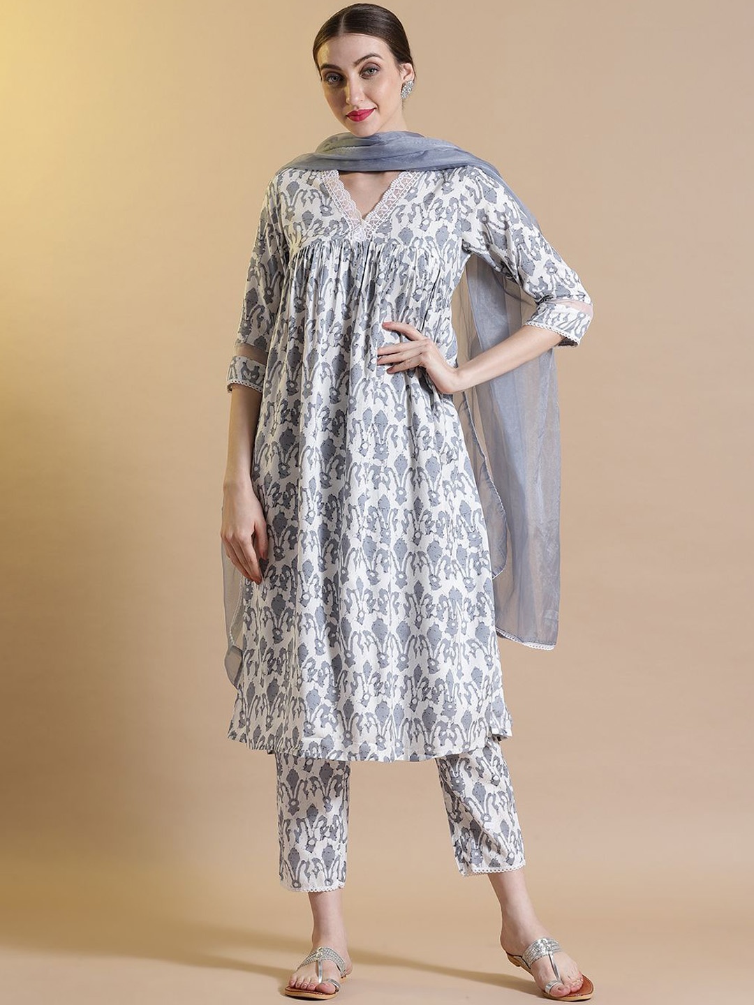 STYLEBAAZI Floral Embroidered Pure Cotton Straight Kurta With Trouser & Dupatta, Grey
STYLEBAAZI Floral Embroidered Pure Cotton Straight Kurta With Trouser & Dupatta, Grey