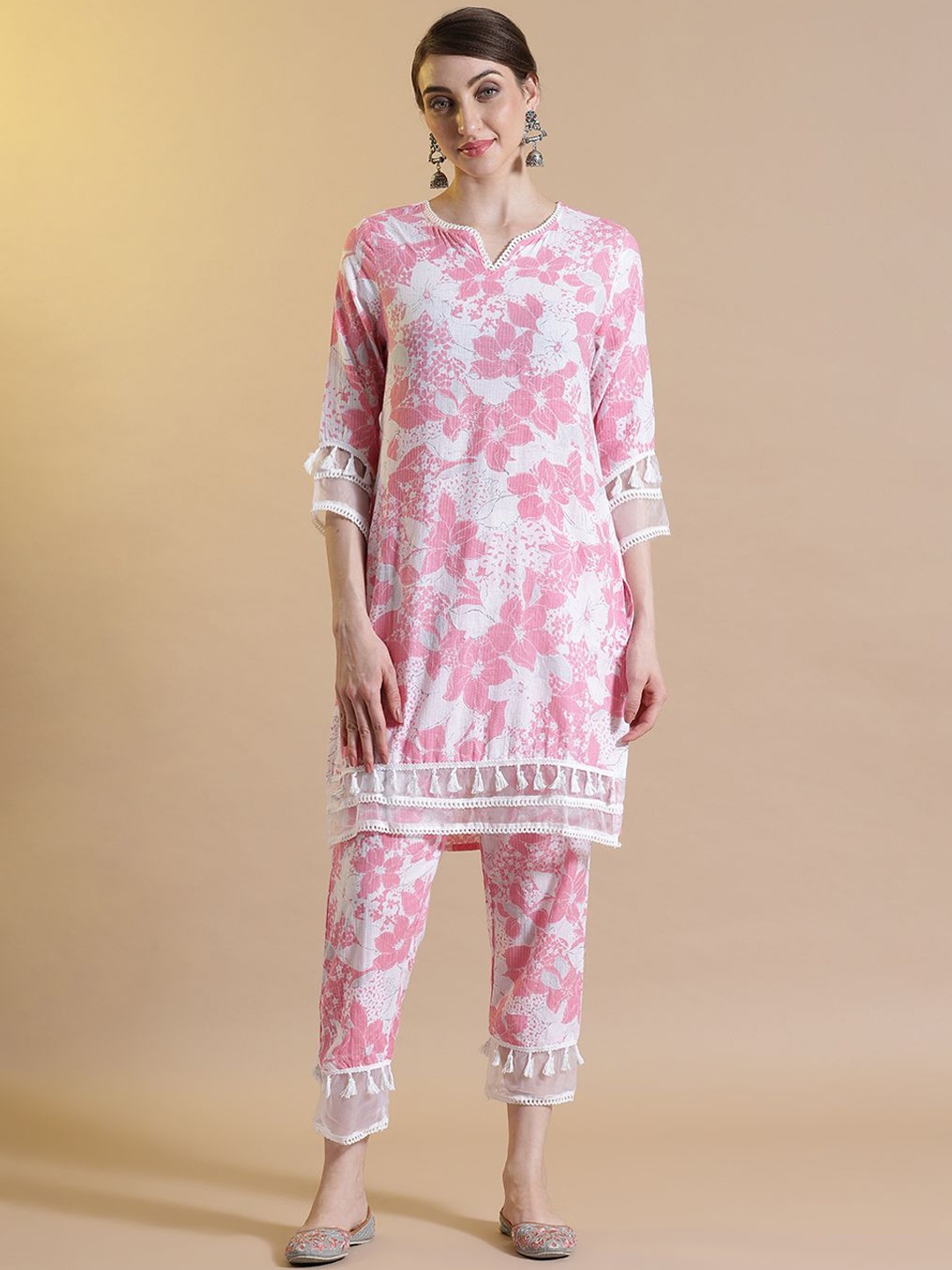 STYLEBAAZI Floral Printed Notch Neck Kantha Work Pure Cotton Straight Kurta With Trousers, Pink
STYLEBAAZI Floral Printed Notch Neck Kantha Work Pure Cotton Straight Kurta With Trousers, Pink