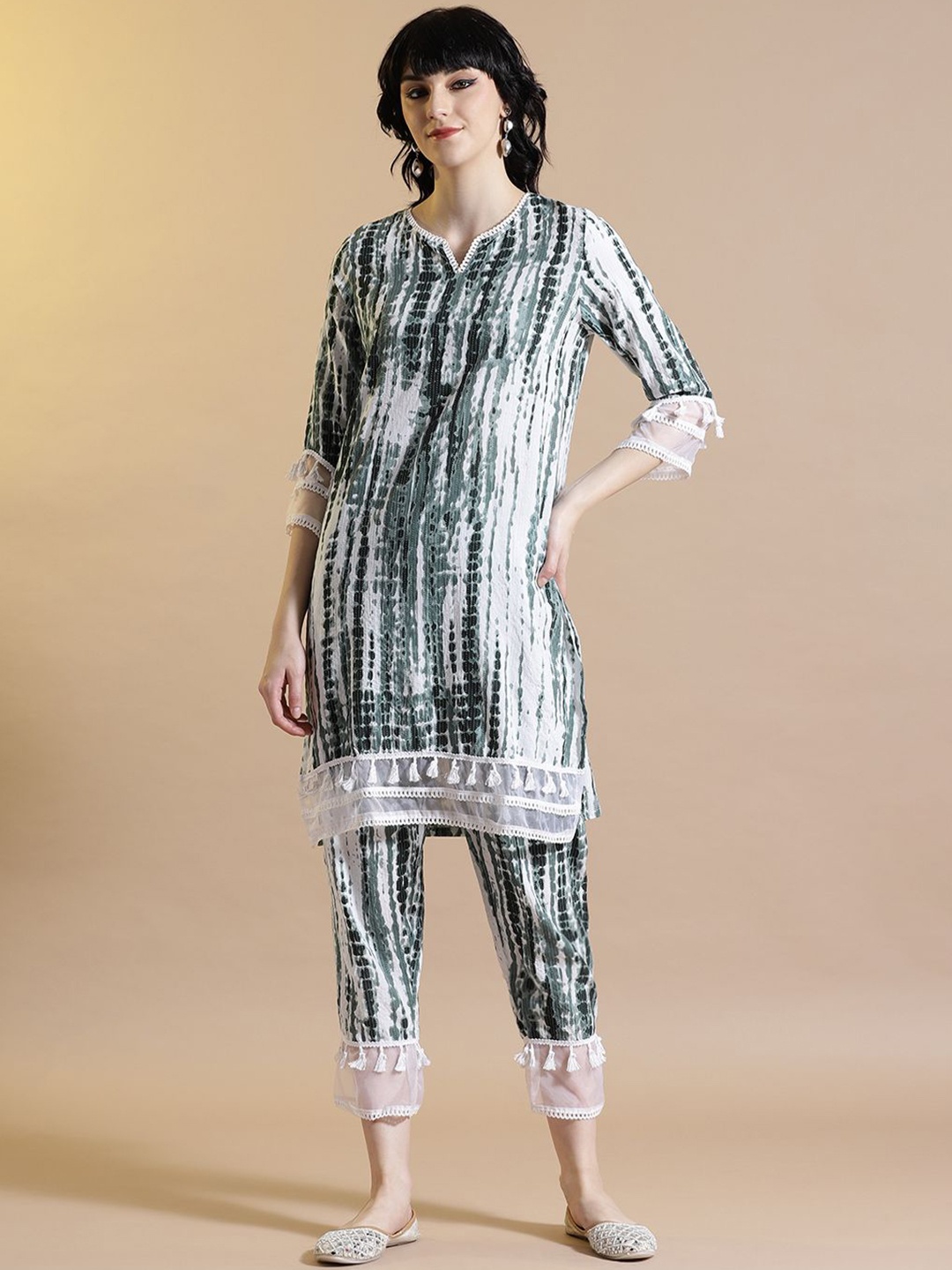 STYLEBAAZI Dyed Pure Cotton Kantha Work Notch Neck Straight Kurta With Trousers, Grey
STYLEBAAZI Dyed Pure Cotton Kantha Work Notch Neck Straight Kurta With Trousers, Grey