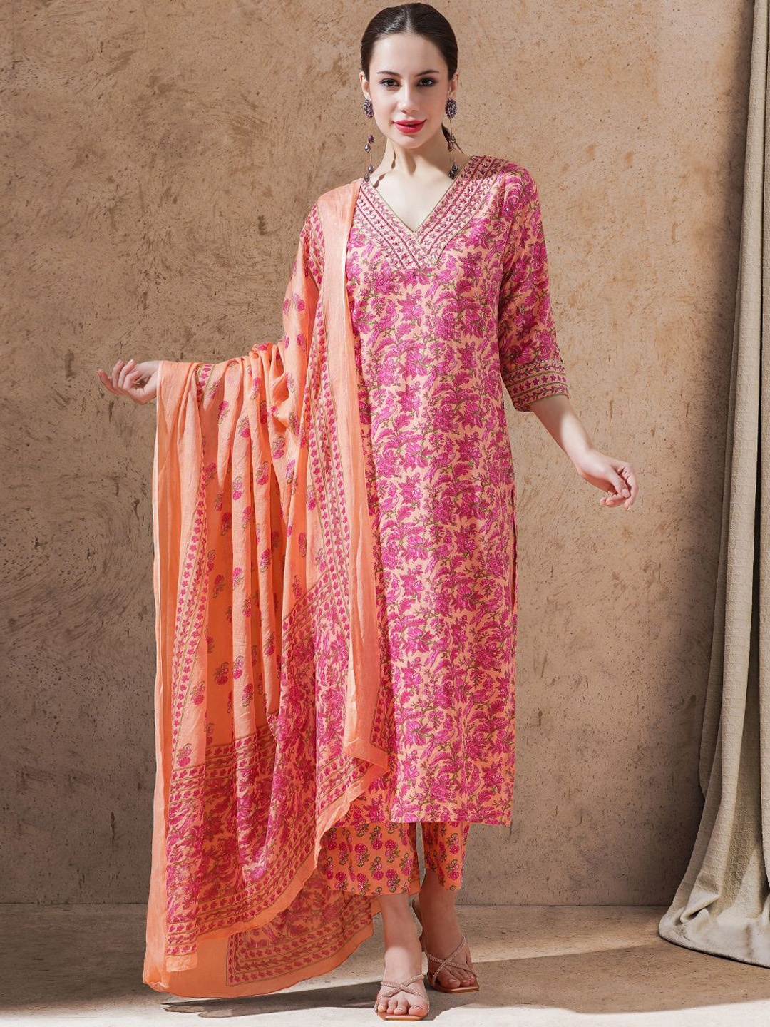 STYLEBAAZI Floral Printed Pure Cotton Straight Kurta With Trousers And Dupatta, Peach
STYLEBAAZI Floral Printed Pure Cotton Straight Kurta With Trousers And Dupatta, Peach
