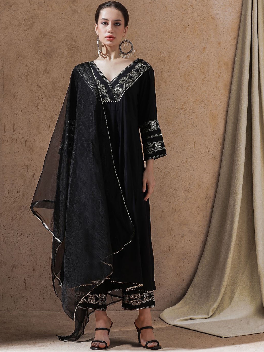 STYLEBAAZI Floral Embroidered Pure Cotton Straight Kurta With Trouser & Dupatta, Black
STYLEBAAZI Floral Embroidered Pure Cotton Straight Kurta With Trouser & Dupatta, Black
