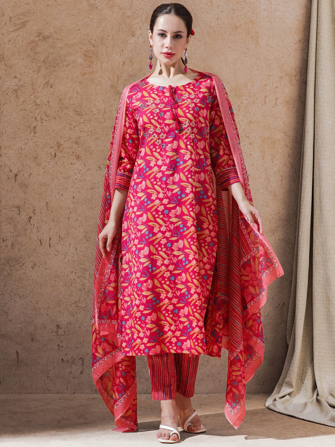 STYLEBAAZI Floral Printed Tie-Up Neck Straight Kurta With Trousers And Dupatta, Maroon
STYLEBAAZI Floral Printed Tie-Up Neck Straight Kurta With Trousers And Dupatta, Maroon