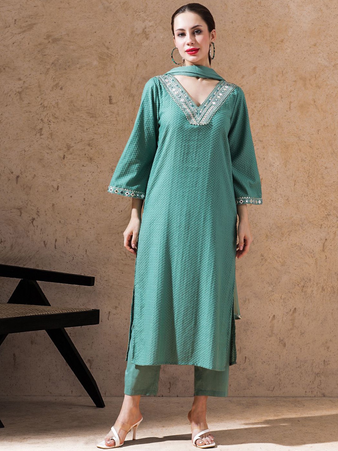 STYLEBAAZI Geometric Woven Design Mirror Work Kurta With Trousers And Dupatta, Green
STYLEBAAZI Geometric Woven Design Mirror Work Kurta With Trousers And Dupatta, Green