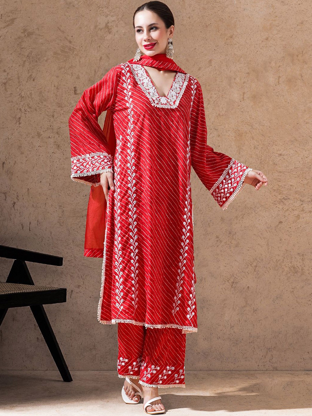 STYLEBAAZI Floral Embroidered V-Neck Pure Cotton Straight Kurta With Trousers And Dupatta, Red
STYLEBAAZI Floral Embroidered V-Neck Pure Cotton Straight Kurta With Trousers And Dupatta, Red
