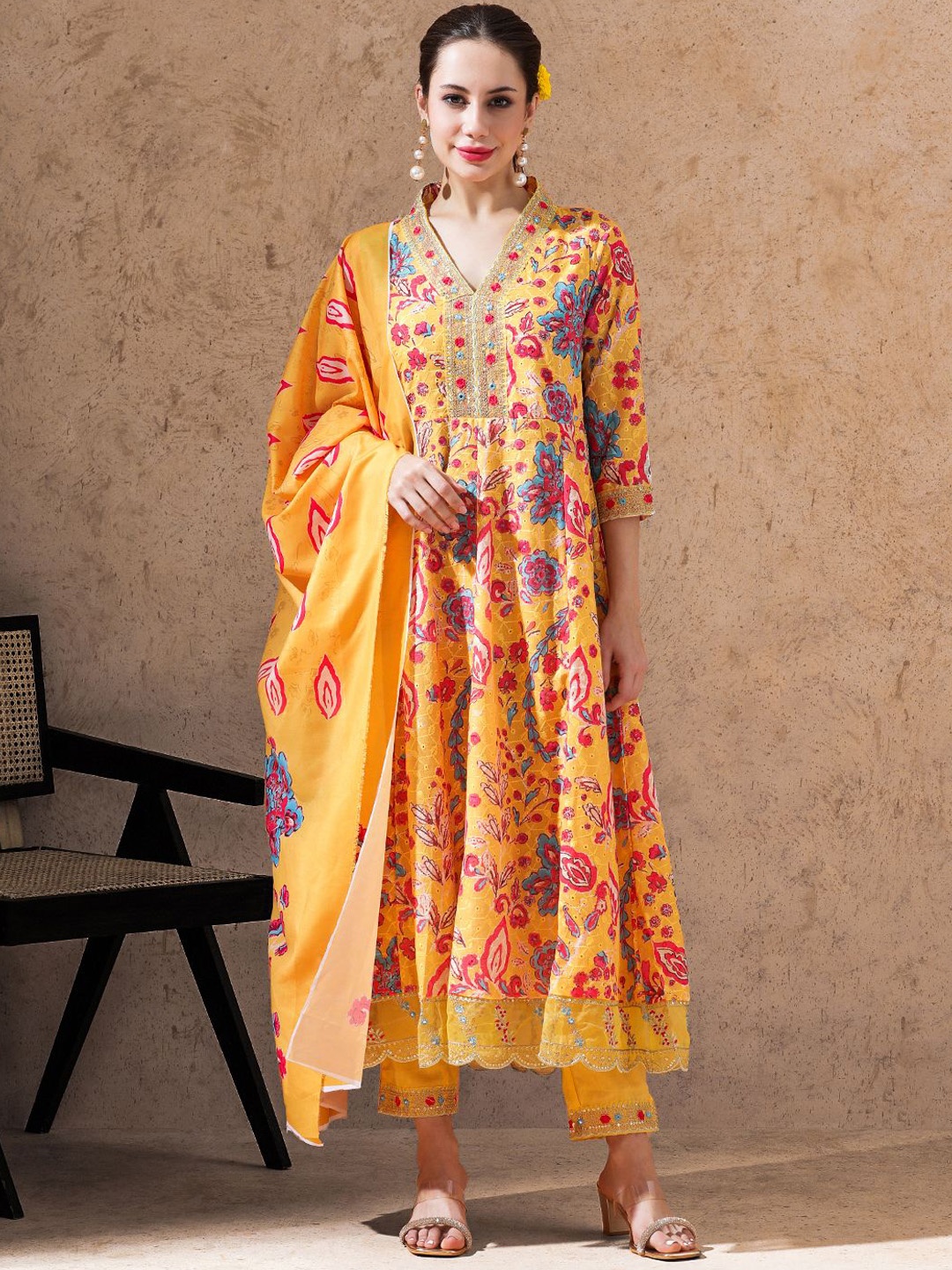 STYLEBAAZI Floral Printed V Neck Pure Cotton Empire Kurta With Trousers And Dupatta, Yellow
STYLEBAAZI Floral Printed V Neck Pure Cotton Empire Kurta With Trousers And Dupatta, Yellow