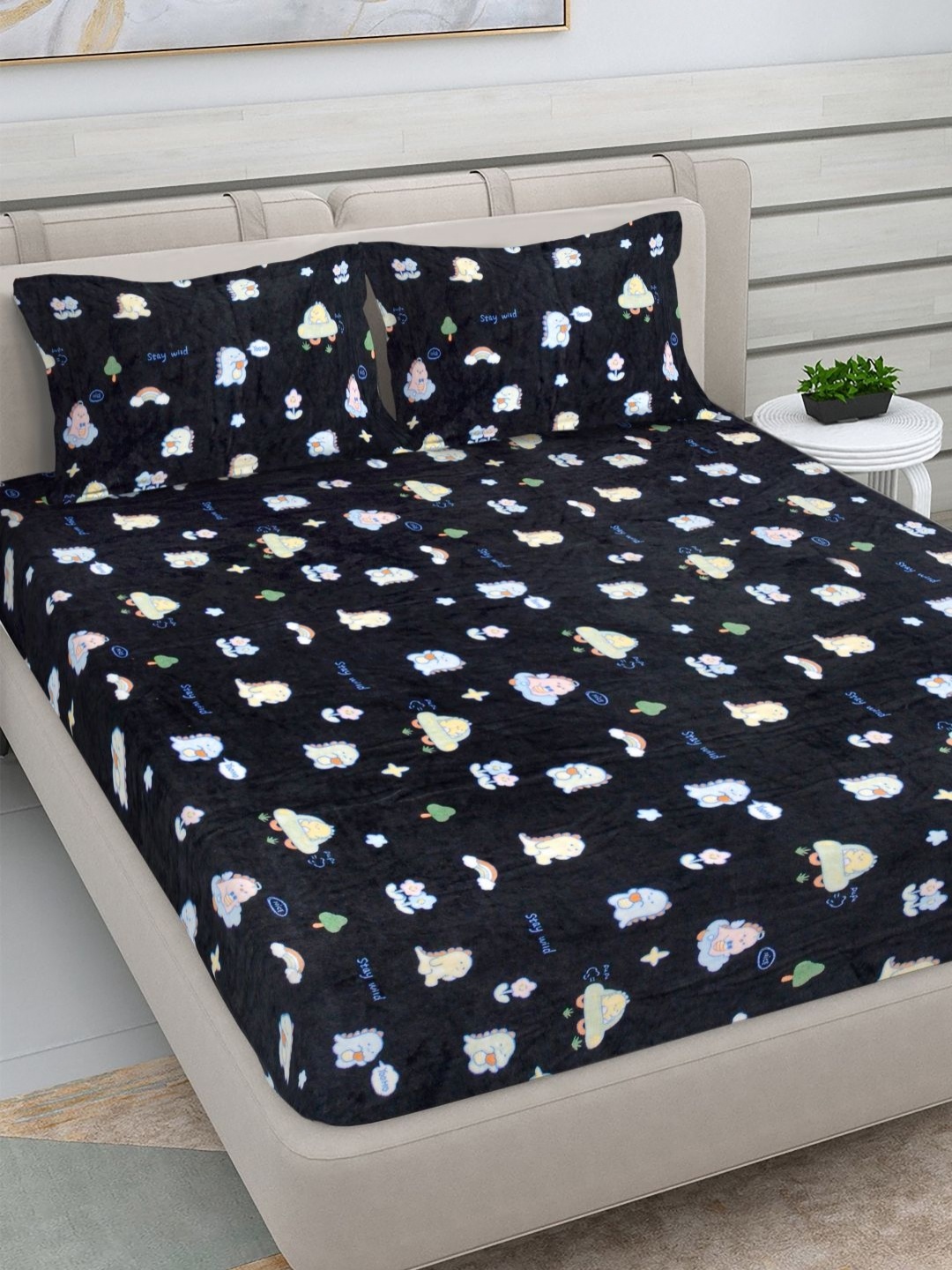 FABINALIV Black & Beige Printed Woollen 300 TC King Bedsheet Sets - 2.50 m x 2.25 m
FABINALIV Black & Beige Printed Woollen 300 TC King Bedsheet Sets - 2.50 m x 2.25 m