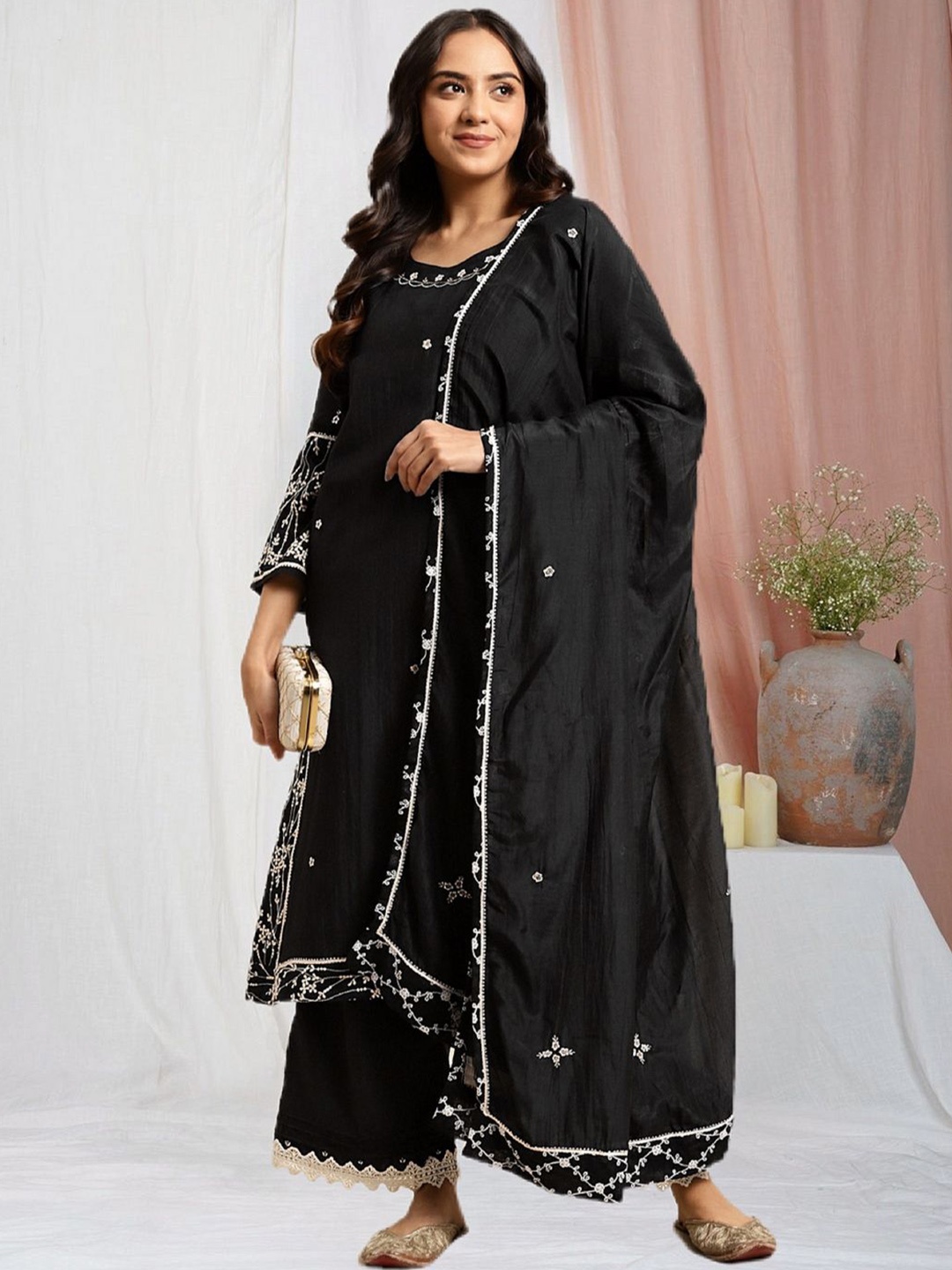 zuri Thread Work Round Neck Pure Cotton Straight Kurta With Trouser And Dupatta, Black
zuri Thread Work Round Neck Pure Cotton Straight Kurta With Trouser And Dupatta, Black
