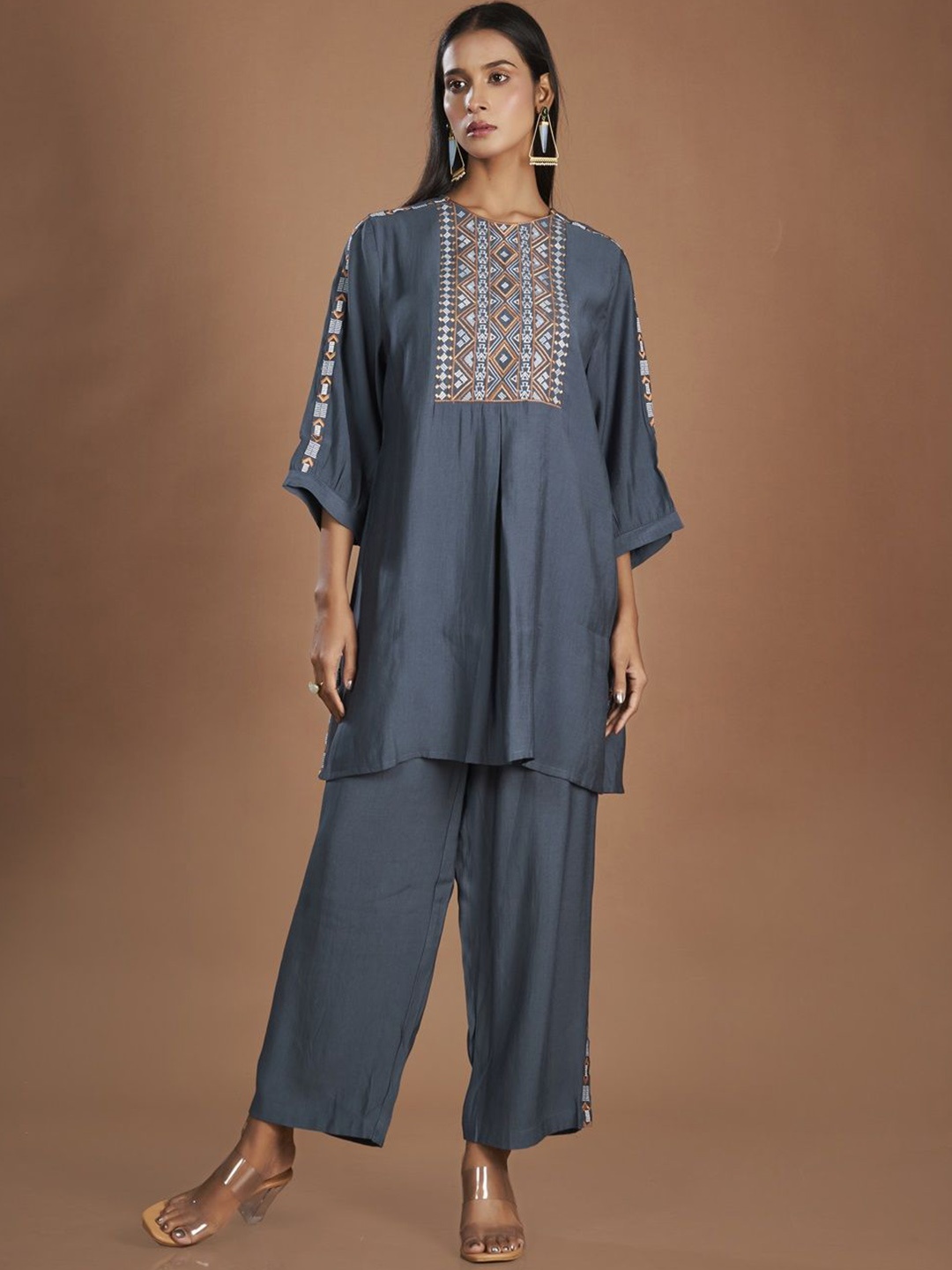 ISHKIYA Geometric Embroidered Round Neck Thread Work Straight Kurta With Palazzo, Grey
ISHKIYA Geometric Embroidered Round Neck Thread Work Straight Kurta With Palazzo, Grey