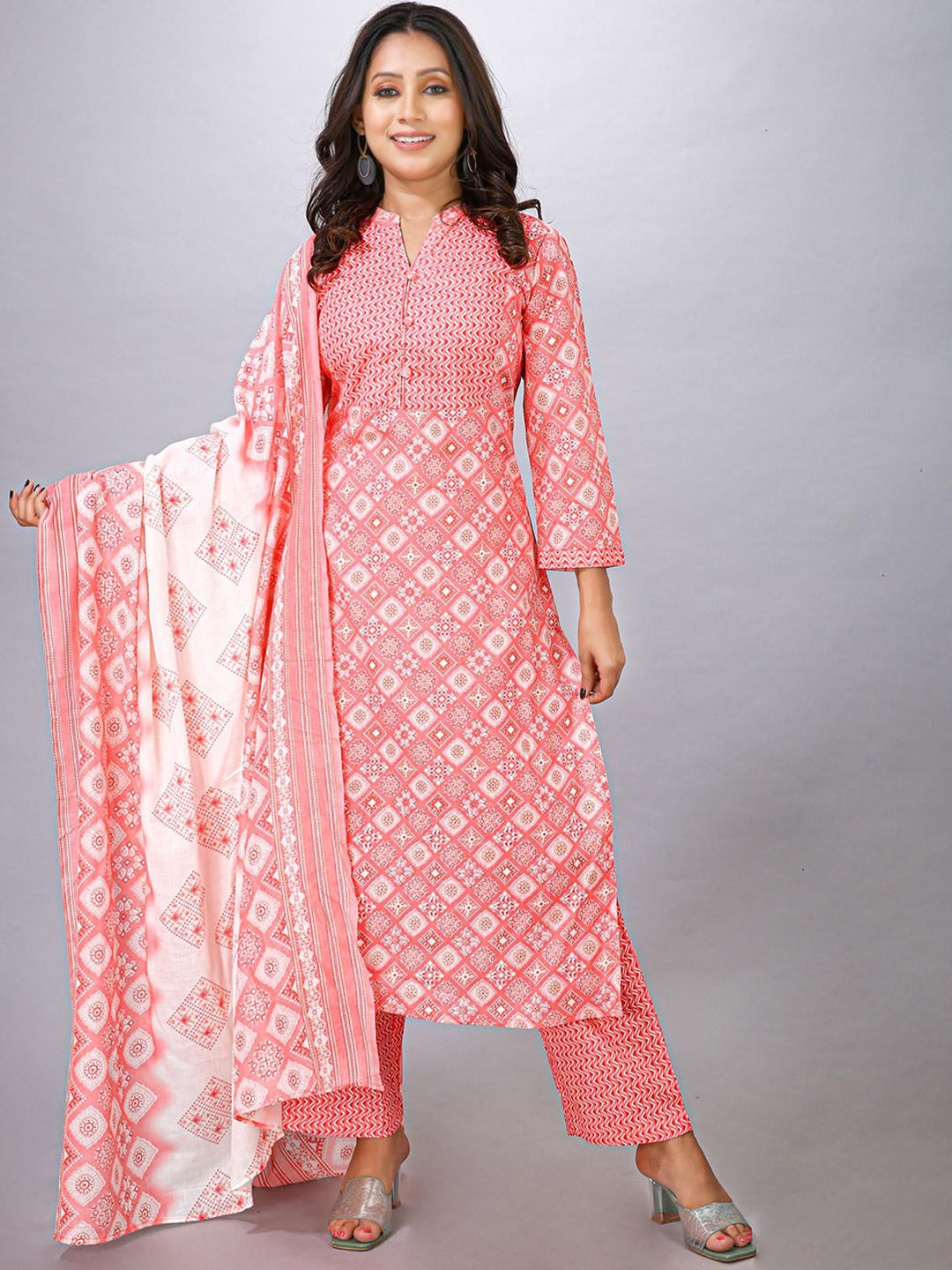 Krimmple Geometric Printed Mandarin Collar Straight Kurta With Trouser And Dupatta, Pink
Krimmple Geometric Printed Mandarin Collar Straight Kurta With Trouser And Dupatta, Pink