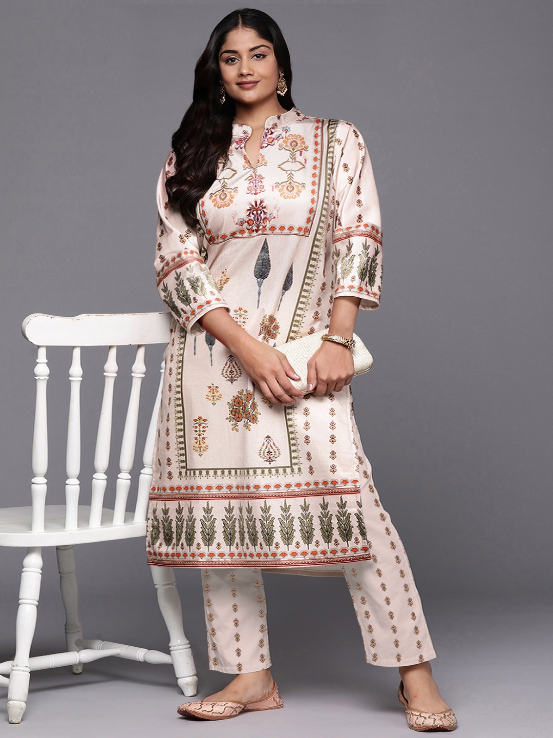 A PLUS BY AHALYAA Floral Printed Mandarin Collar Velvet Straight Kurta With Trouser, Cream
A PLUS BY AHALYAA Floral Printed Mandarin Collar Velvet Straight Kurta With Trouser, Cream