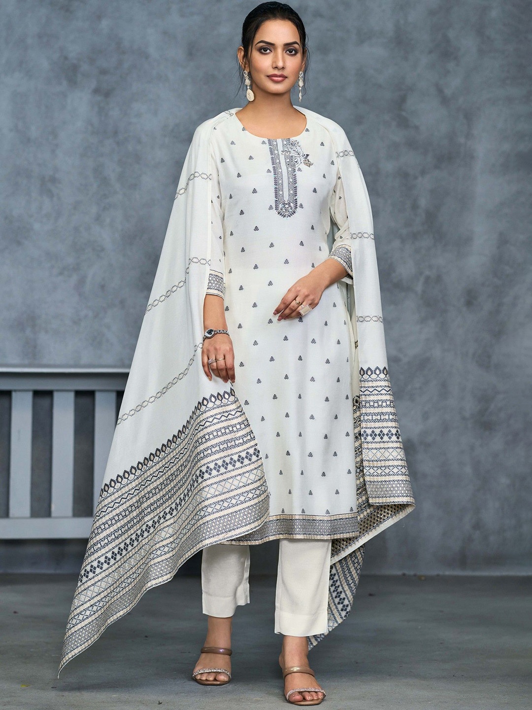 Label Khoj Ethnic Motifs Printed Beads and Stones Jacqured Kurta With Trouser And Dupatta, White
Label Khoj Ethnic Motifs Printed Beads and Stones Jacqured Kurta With Trouser And Dupatta, White