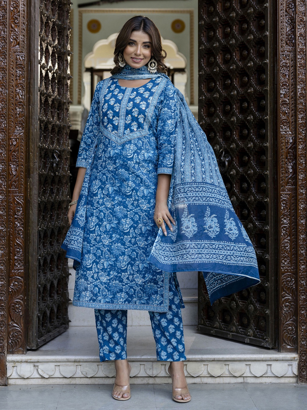 Kohsh Floral Printed Beads And Stones Pure Cotton Straight Kurta With Trouser And Dupatta, Blue
Kohsh Floral Printed Beads And Stones Pure Cotton Straight Kurta With Trouser And Dupatta, Blue