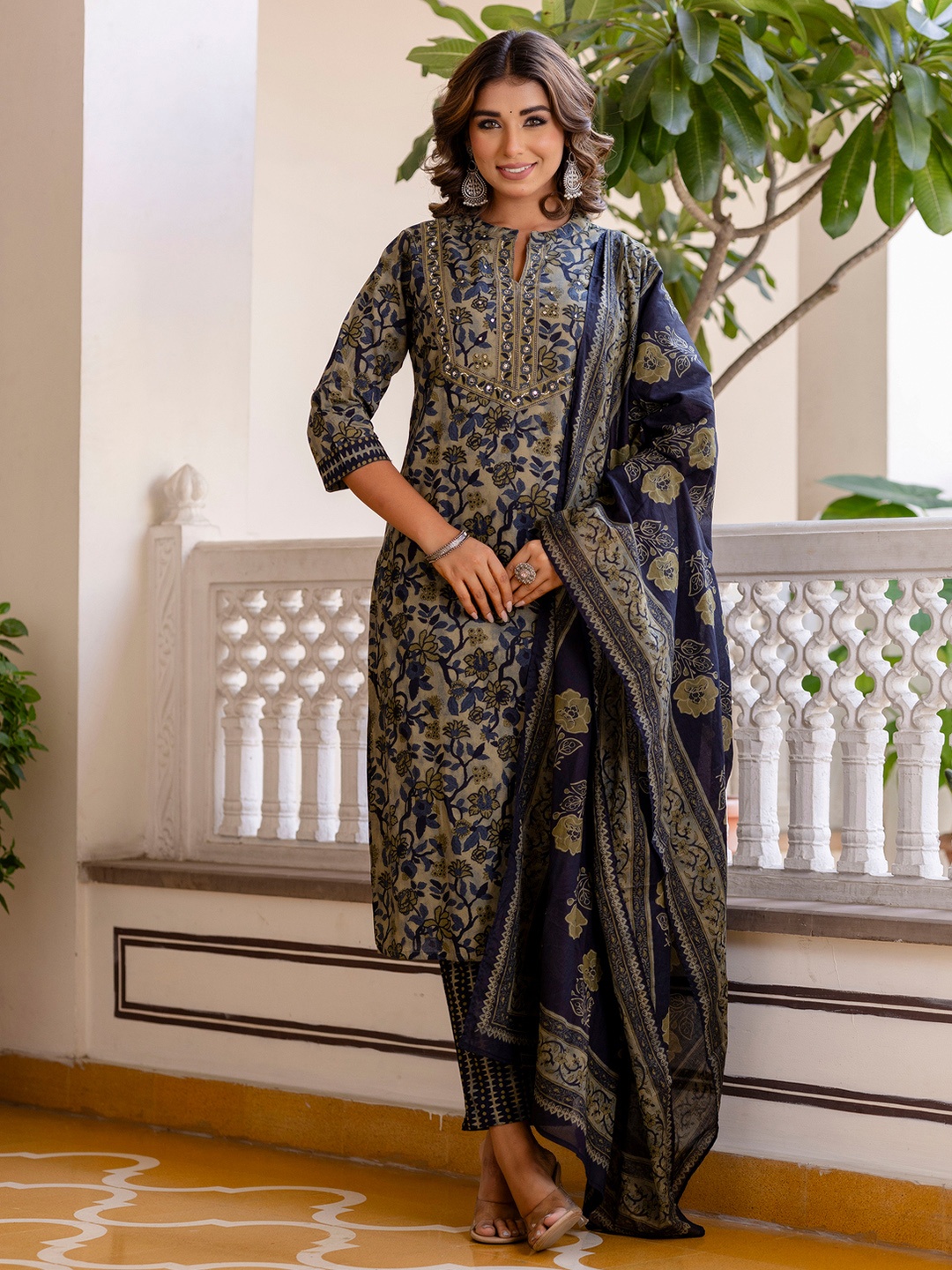 Kohsh Women Floral Printed Sequinned Pure Cotton Kurta with Trousers & With Dupatta, Green
Kohsh Women Floral Printed Sequinned Pure Cotton Kurta with Trousers & With Dupatta, Green