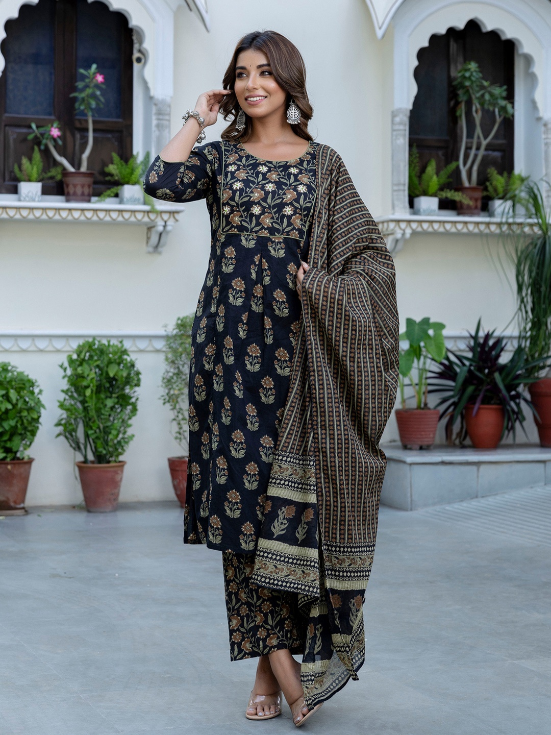 Kohsh Floral Printed V Neck Thread Work Pure Cotton Kurta with Trousers & Dupatta, Black
Kohsh Floral Printed V Neck Thread Work Pure Cotton Kurta with Trousers & Dupatta, Black