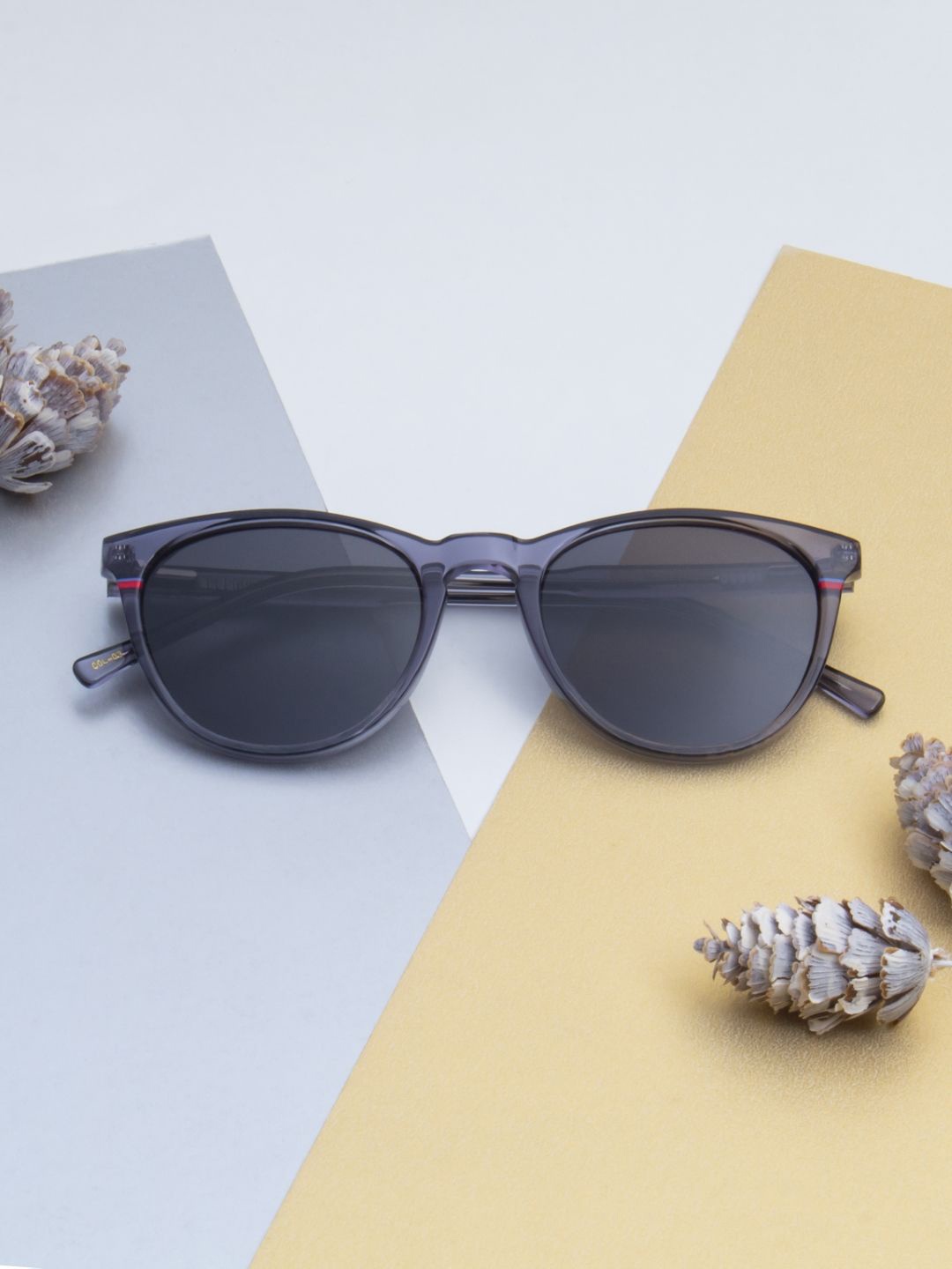 Ted Smith Unisex Black Round Iconic Acetate Sunglasses with Polarised Lens
Ted Smith Unisex Black Round Iconic Acetate Sunglasses with Polarised Lens