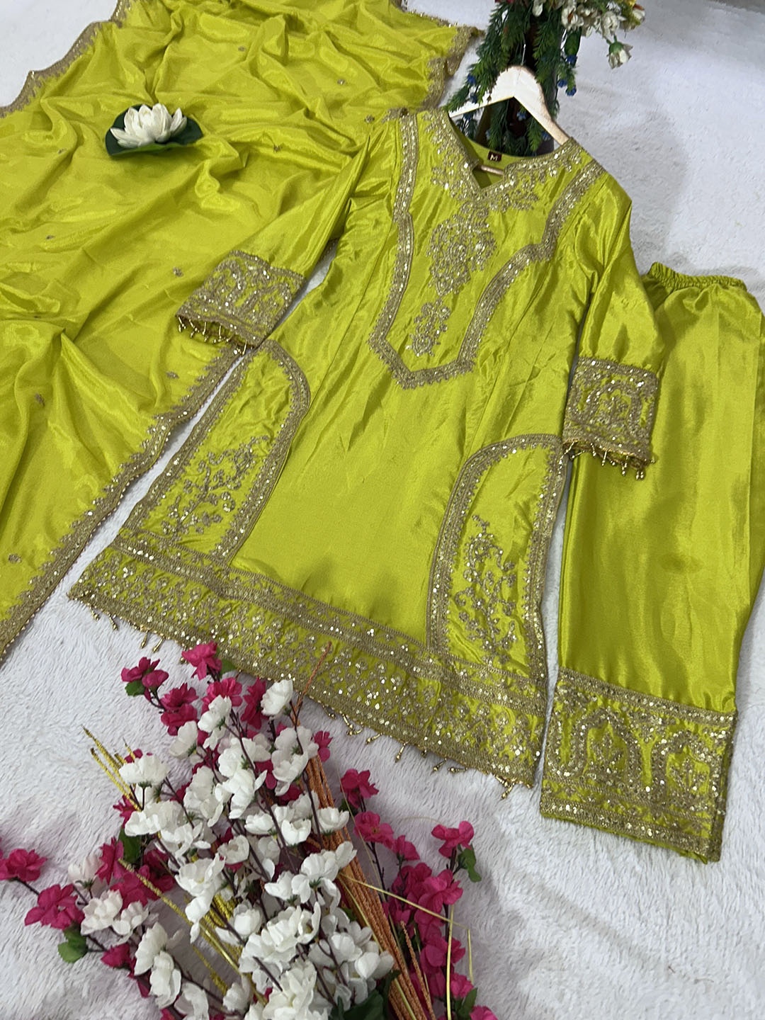 ZIBLON Ethnic Motifs Embroidered Round Neck Straight Kurta With Trousers And Dupatta, Lime green
ZIBLON Ethnic Motifs Embroidered Round Neck Straight Kurta With Trousers And Dupatta, Lime green