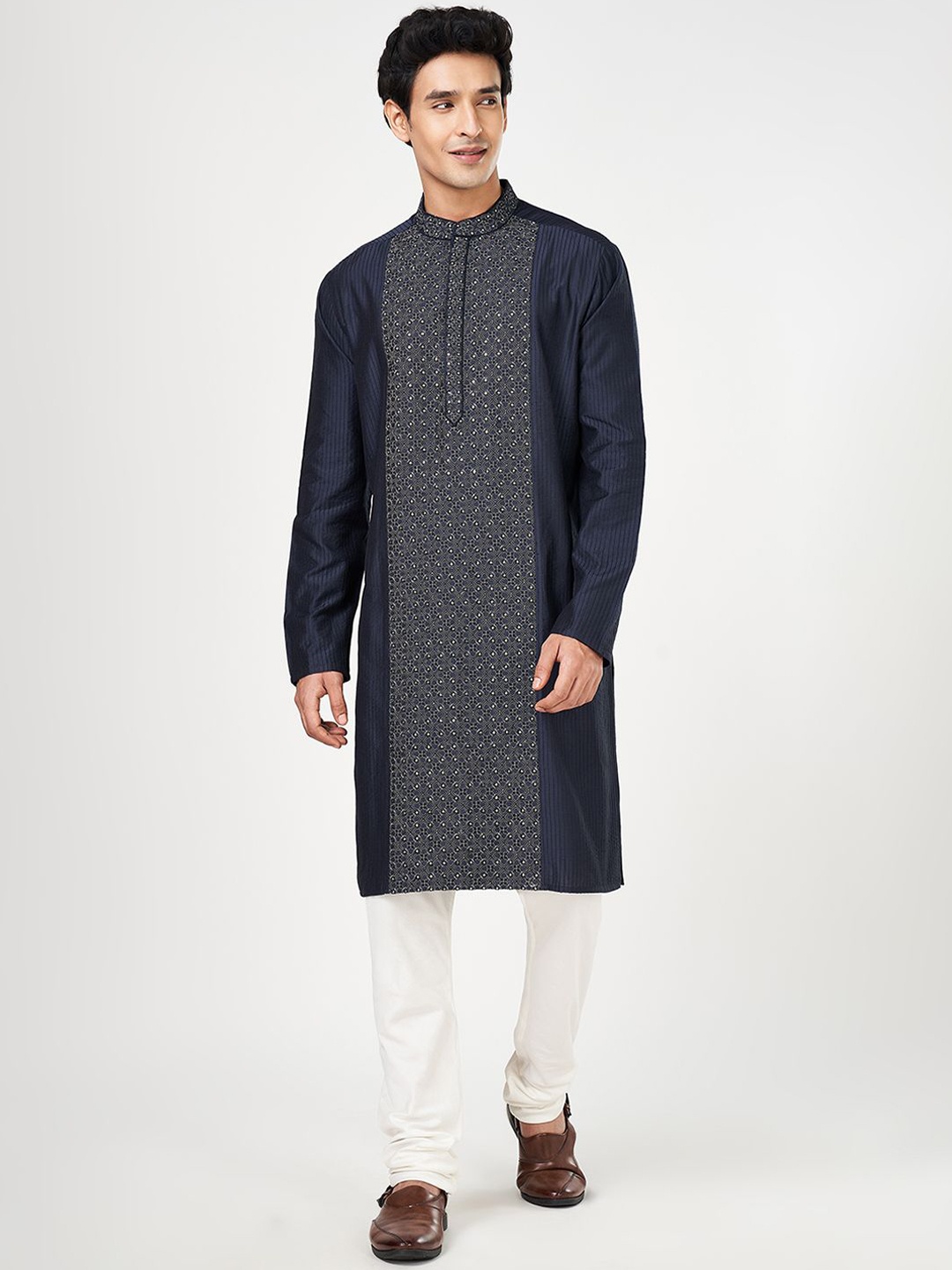 indus route by Pantaloons Floral Emboidered Thread Work Mandarin Collar Straight Kurta, Navy blue
indus route by Pantaloons Floral Emboidered Thread Work Mandarin Collar Straight Kurta, Navy blue