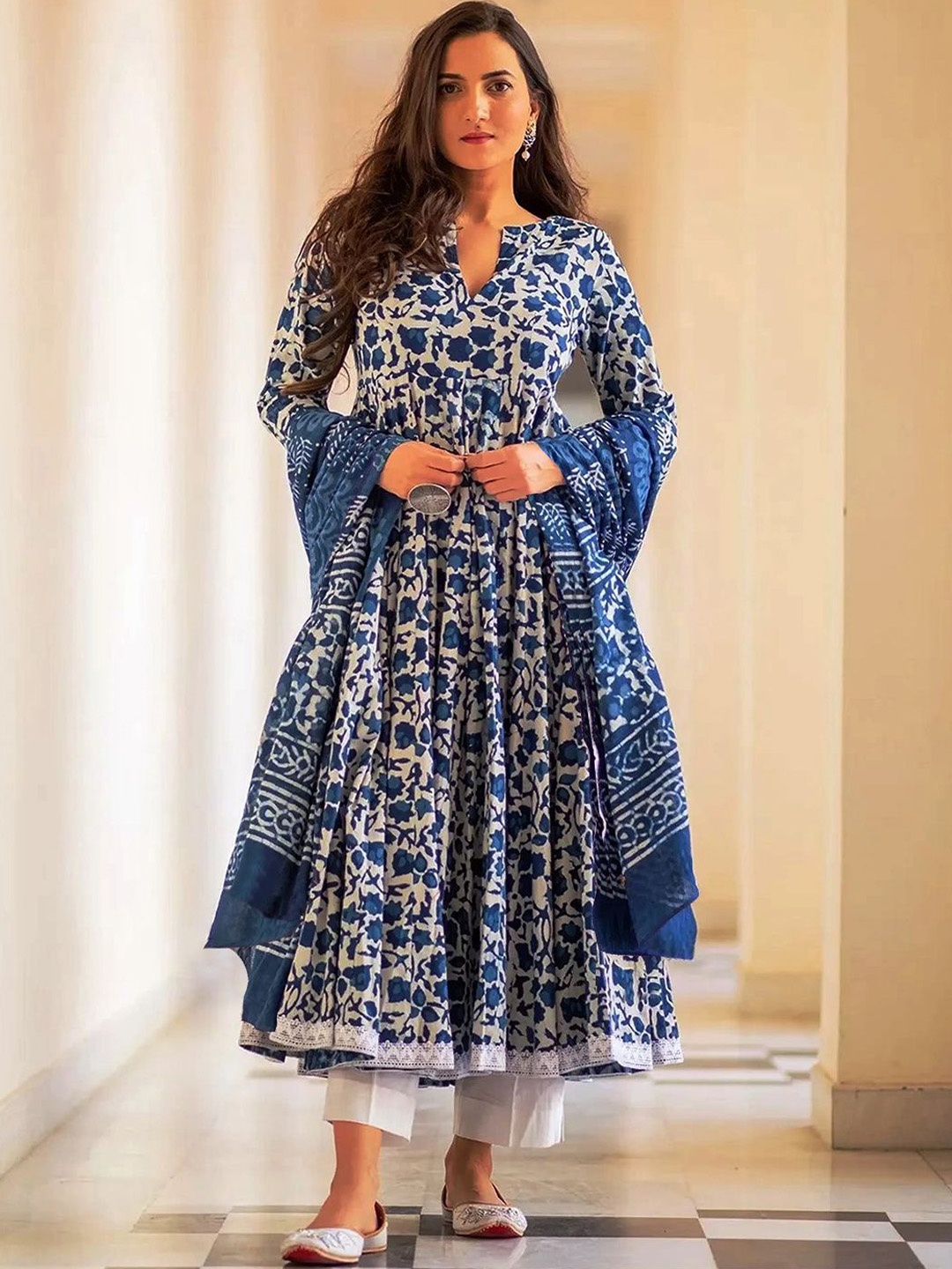 7Threads Floral Printed Notch Neck Anarkali Kurta With Trousers And Dupatta, Navy blue
7Threads Floral Printed Notch Neck Anarkali Kurta With Trousers And Dupatta, Navy blue