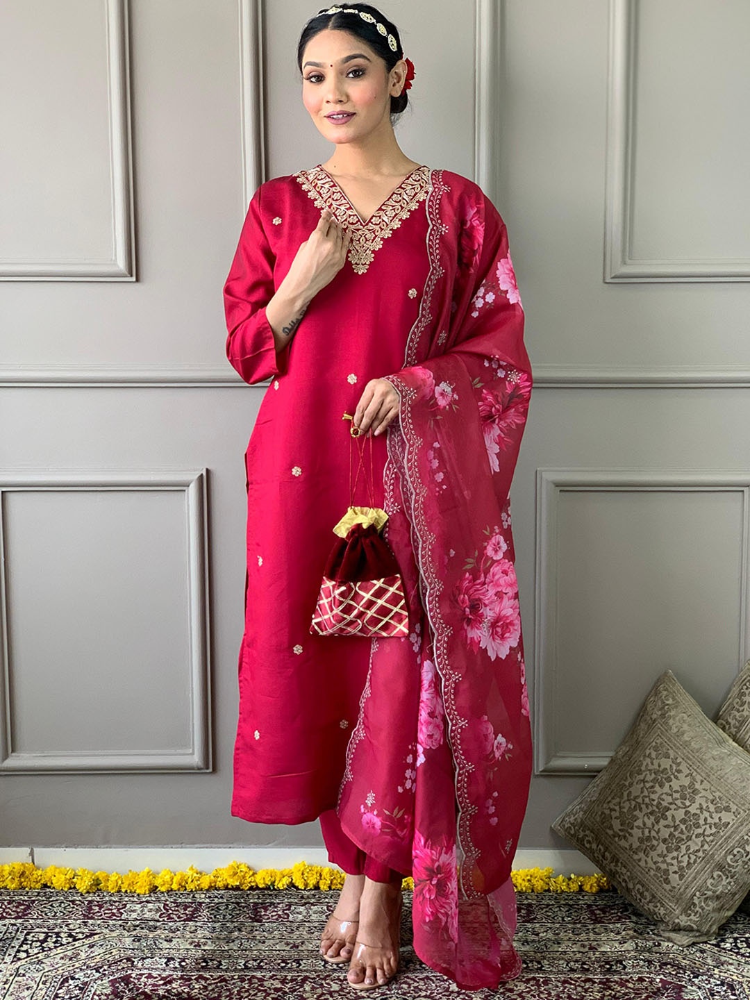 Piludi Floral Embroidered V-Neck Sequinned Straight Kurta With Trousers & Dupatta, Pink
Piludi Floral Embroidered V-Neck Sequinned Straight Kurta With Trousers & Dupatta, Pink