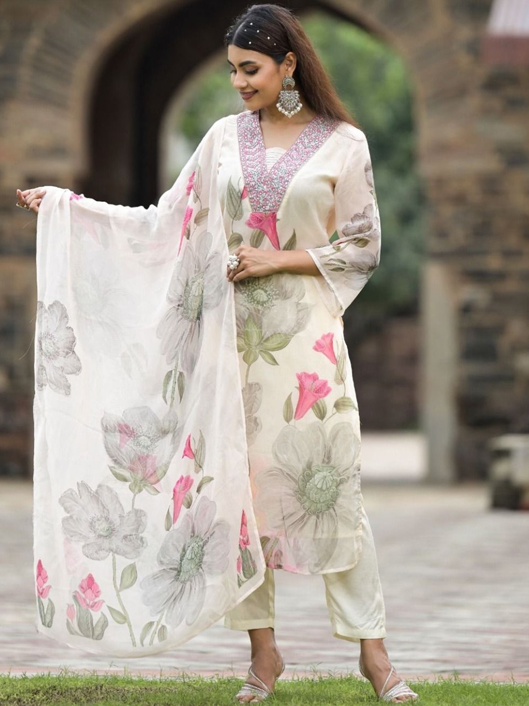 SANJANA SILK Women Floral Printed Regular Thread Work Kurta with Trousers & With Dupatta, Cream
SANJANA SILK Women Floral Printed Regular Thread Work Kurta with Trousers & With Dupatta, Cream