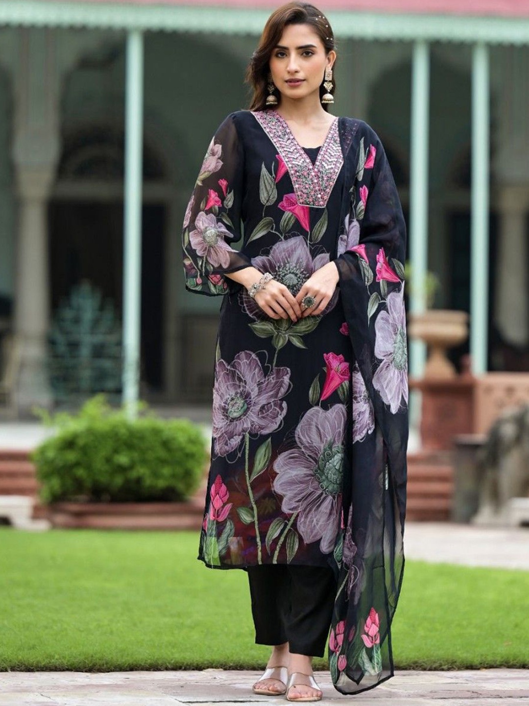 SANJANA SILK Women Embroidered Regular Thread Work Kurta with Trousers & With Dupatta, Black
SANJANA SILK Women Embroidered Regular Thread Work Kurta with Trousers & With Dupatta, Black