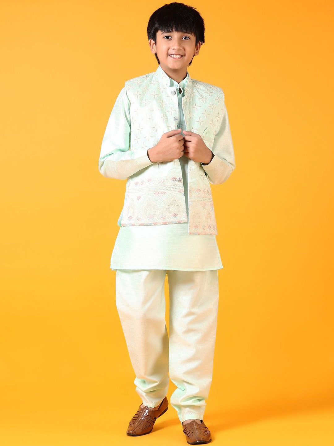 V-Mart Boys Ethnic Motifs Embroidered Mandarin Collar Kurta with Trouser And Waistcoat, Green
V-Mart Boys Ethnic Motifs Embroidered Mandarin Collar Kurta with Trouser And Waistcoat, Green