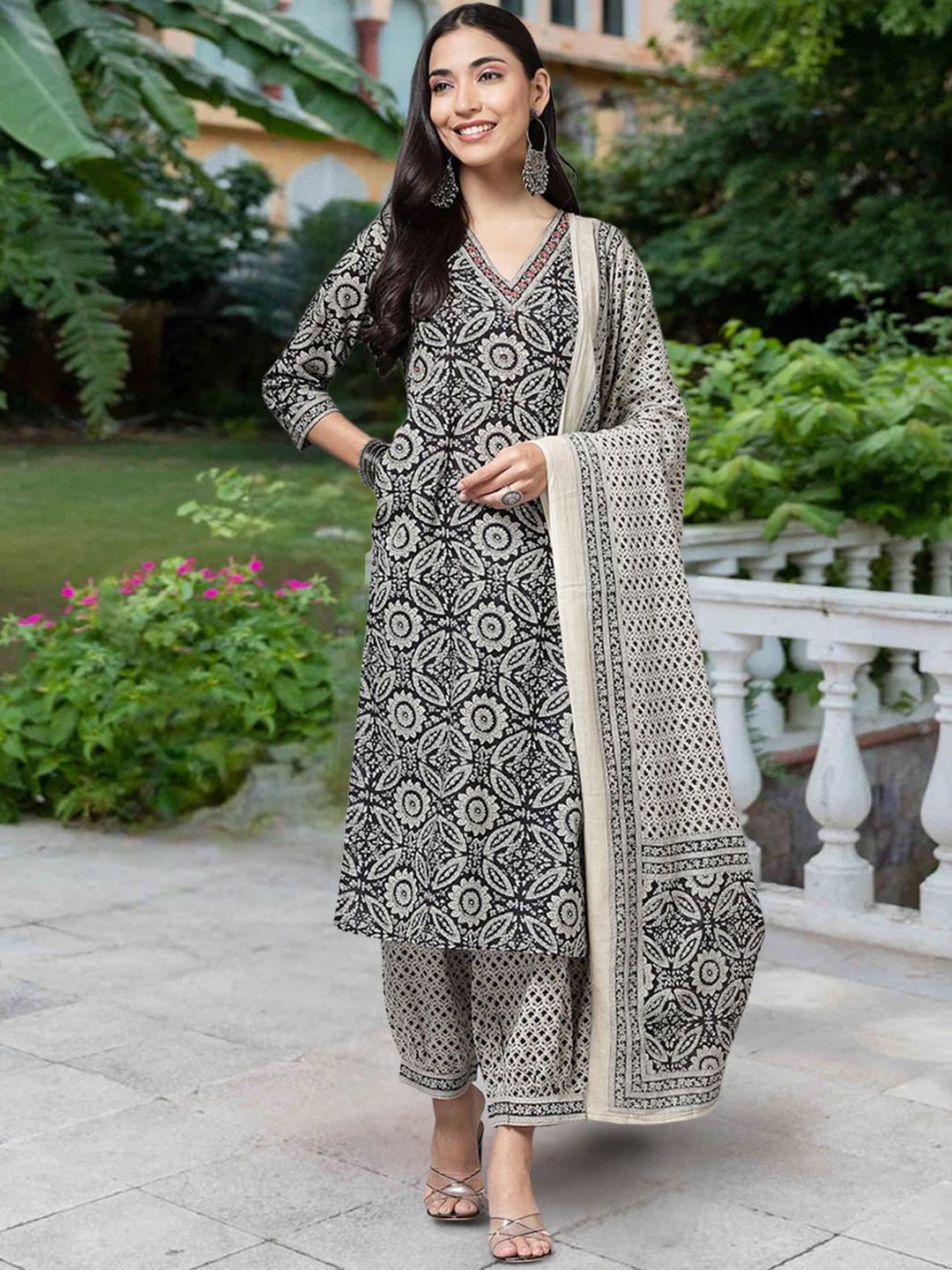 7Threads Women Ethnic Motifs Printed Regular Kurta with Trousers & With Dupatta, Black
7Threads Women Ethnic Motifs Printed Regular Kurta with Trousers & With Dupatta, Black