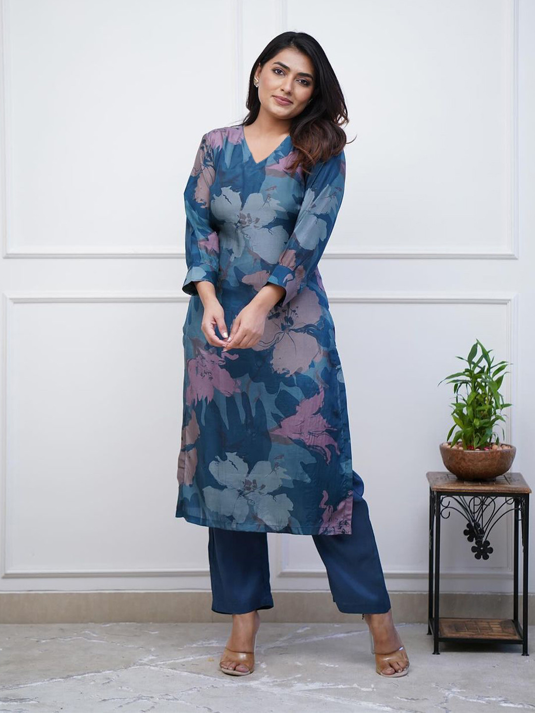 Anni Designer Floral Printed Beads And Stones V-Neck Straight Kurta With Trousers, Turquoise blue
Anni Designer Floral Printed Beads And Stones V-Neck Straight Kurta With Trousers, Turquoise blue