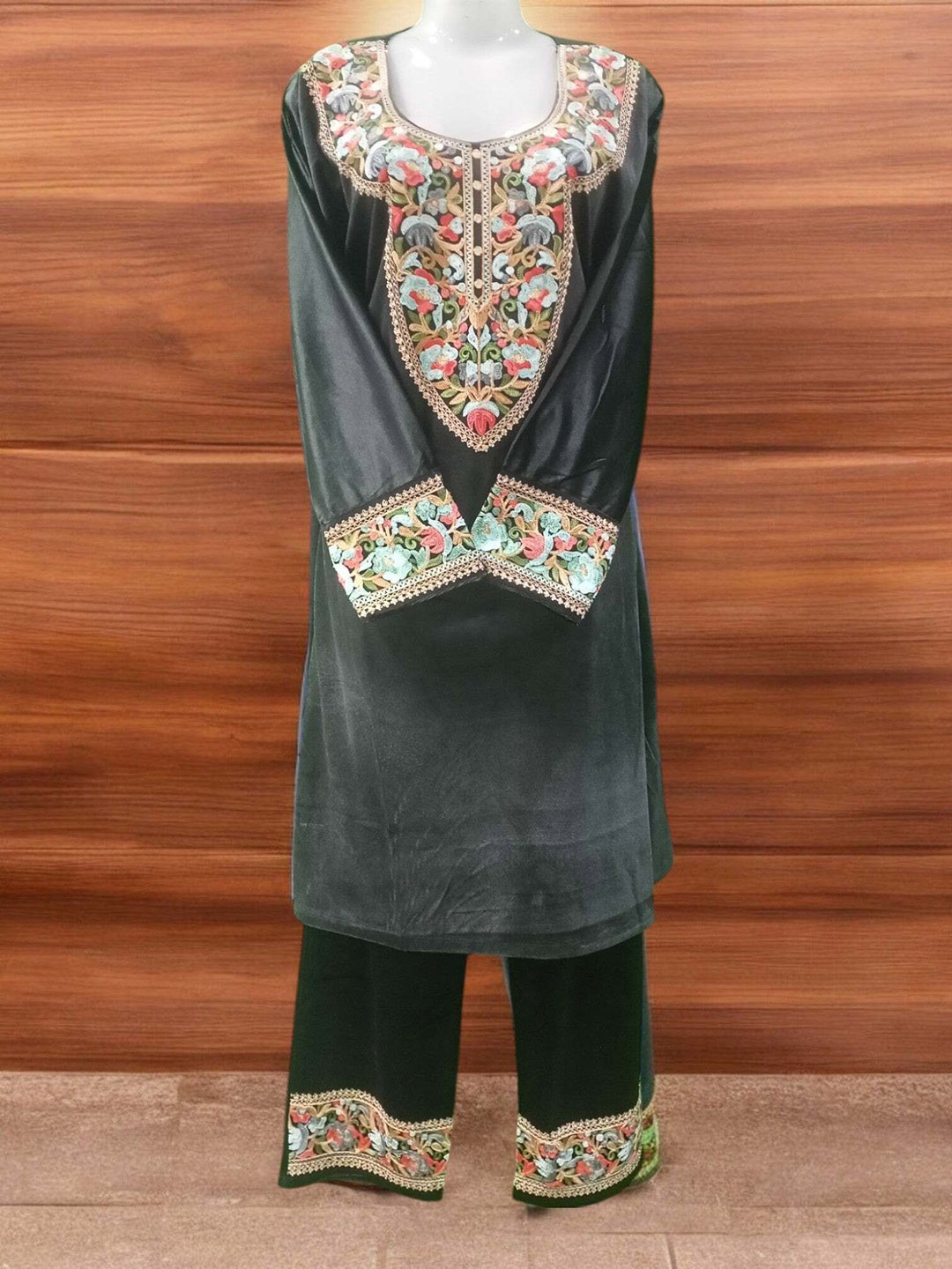 REET MAHAL Floral Embroidered Square Neck Sequinned Velvet Straight Kurta With Trouser, Black
REET MAHAL Floral Embroidered Square Neck Sequinned Velvet Straight Kurta With Trouser, Black