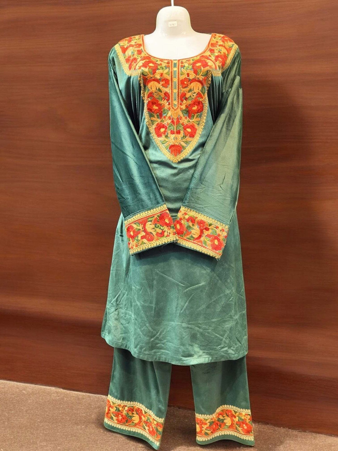 REET MAHAL Floral Embroidered Square Neck Sequinned Velvet Straight Kurta With Trouser, Green
REET MAHAL Floral Embroidered Square Neck Sequinned Velvet Straight Kurta With Trouser, Green