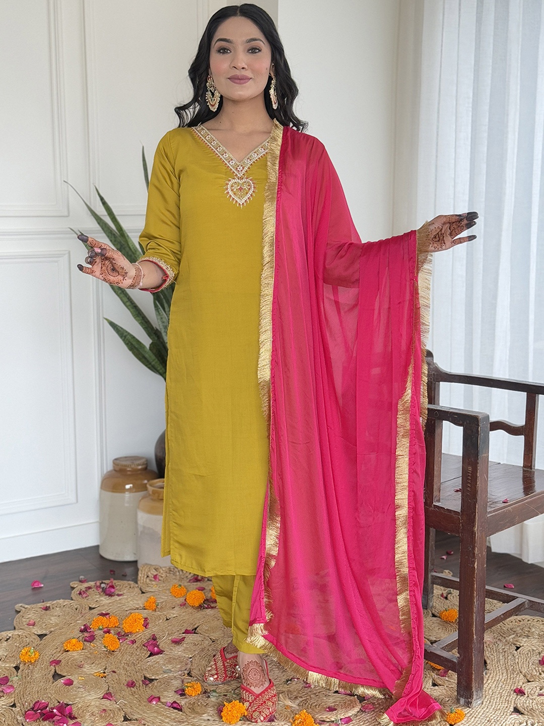 Navlik Floral Yoke Design V-Neck Embroidered Straight Kurta With Trousers And Dupatta, Lime green
Navlik Floral Yoke Design V-Neck Embroidered Straight Kurta With Trousers And Dupatta, Lime green