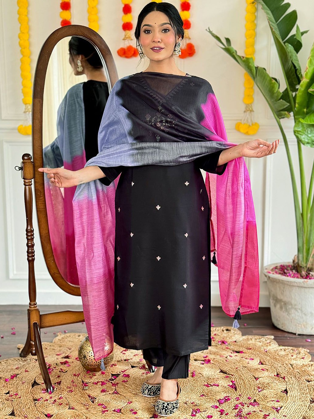 BLACK SCISSOR Floral Embroidered Thread Work Chanderi Silk Kurta With Trousers & Dupatta
BLACK SCISSOR Floral Embroidered Thread Work Chanderi Silk Kurta With Trousers & Dupatta