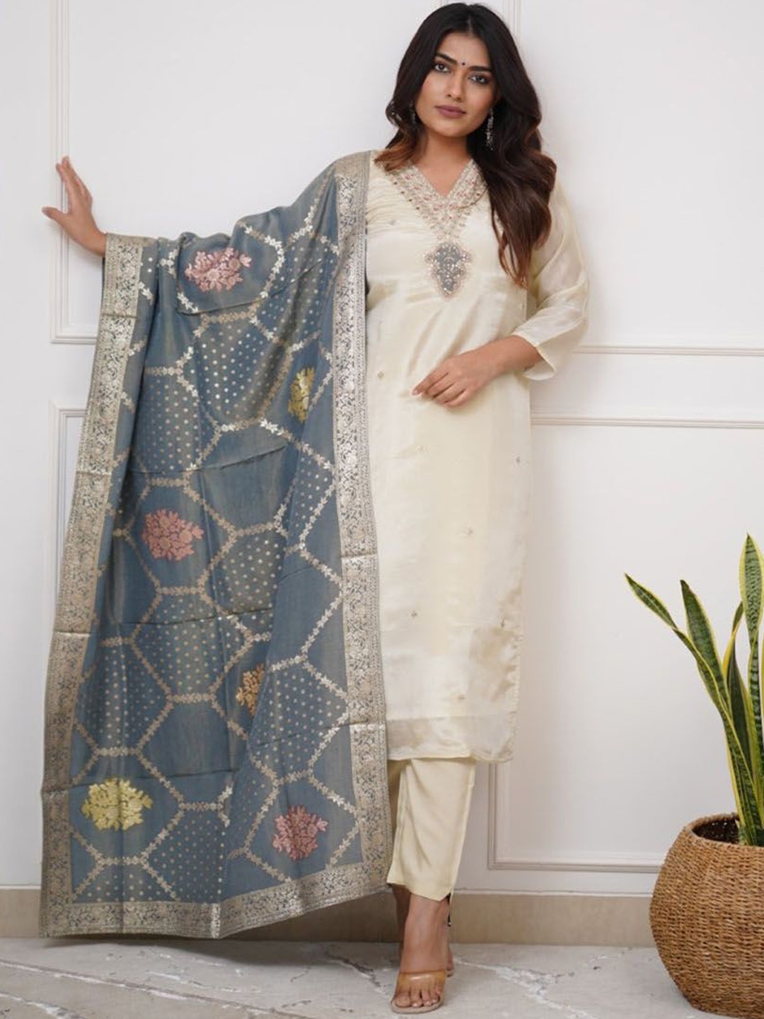 BLACK SCISSOR Floral Embroidered Chanderi Silk Straight Kurta With Trouser & Dupatta, Off white
BLACK SCISSOR Floral Embroidered Chanderi Silk Straight Kurta With Trouser & Dupatta, Off white