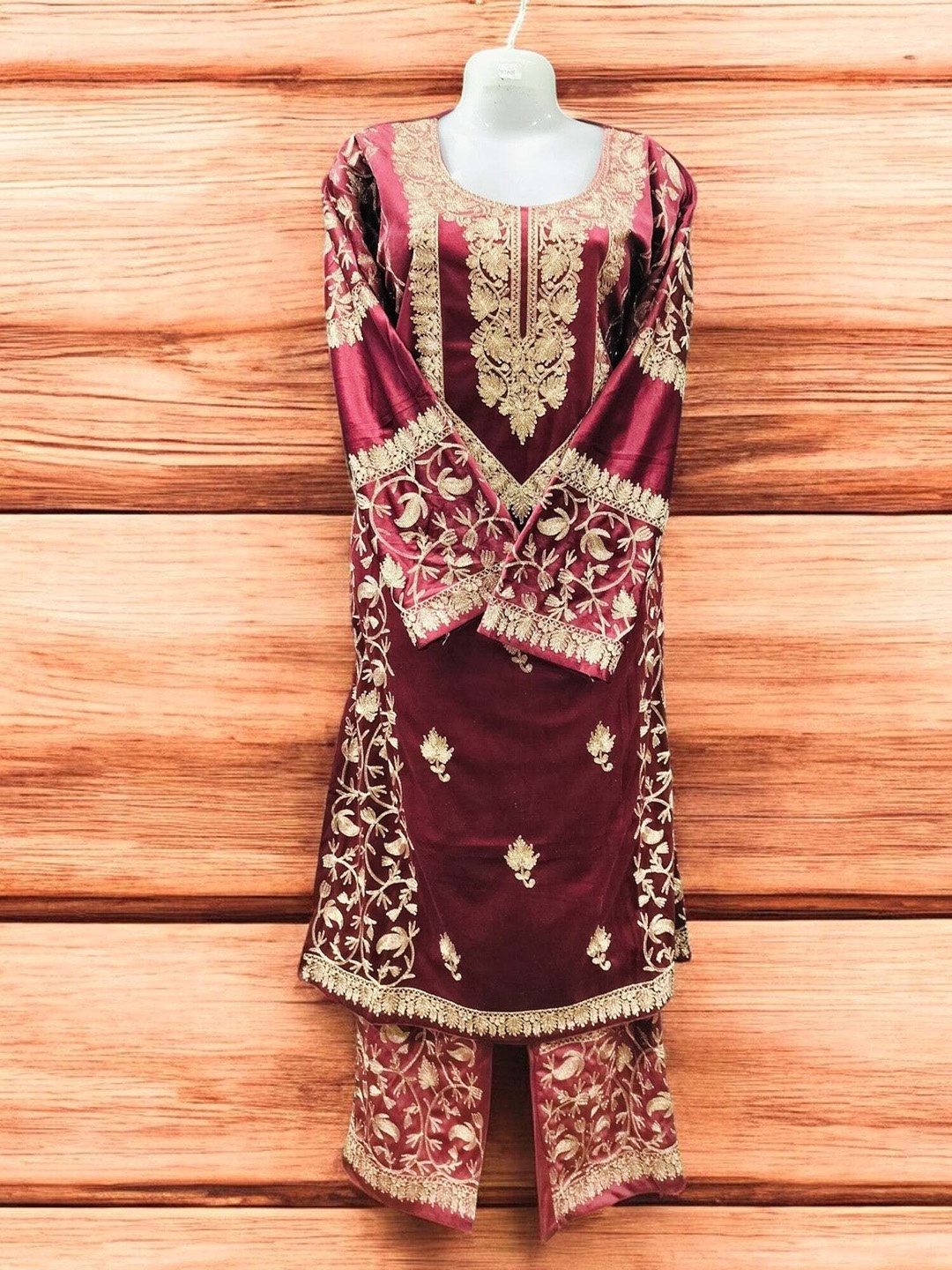 REET MAHAL Women Floral Embroidered Regular Beads and Stones Velvet Kurta with Trousers, Maroon
REET MAHAL Women Floral Embroidered Regular Beads and Stones Velvet Kurta with Trousers, Maroon