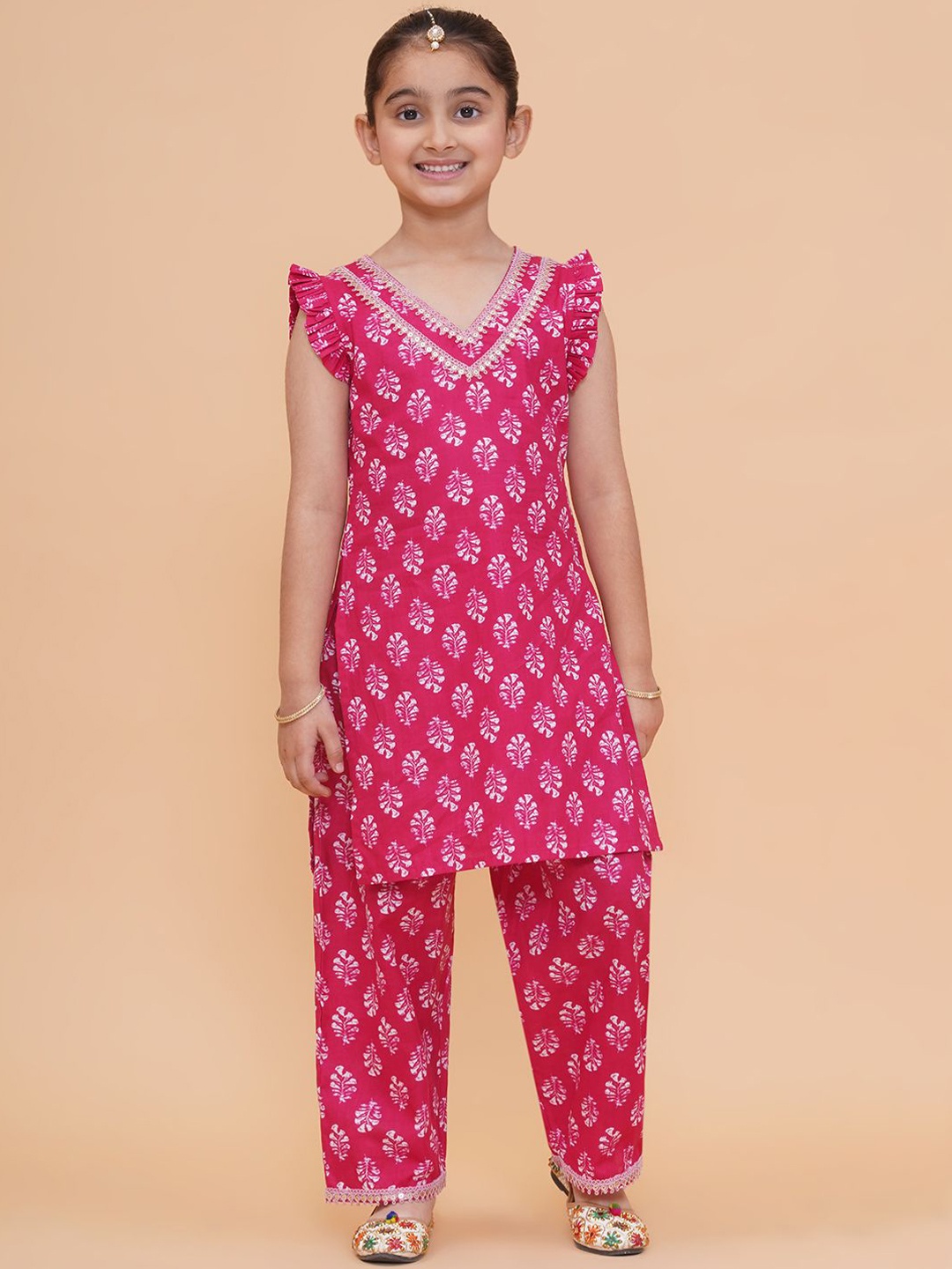 Modish Couture Girls Floral Printed V-Neck Sequinned Straight Kurta With Palazzos, Pink
Modish Couture Girls Floral Printed V-Neck Sequinned Straight Kurta With Palazzos, Pink