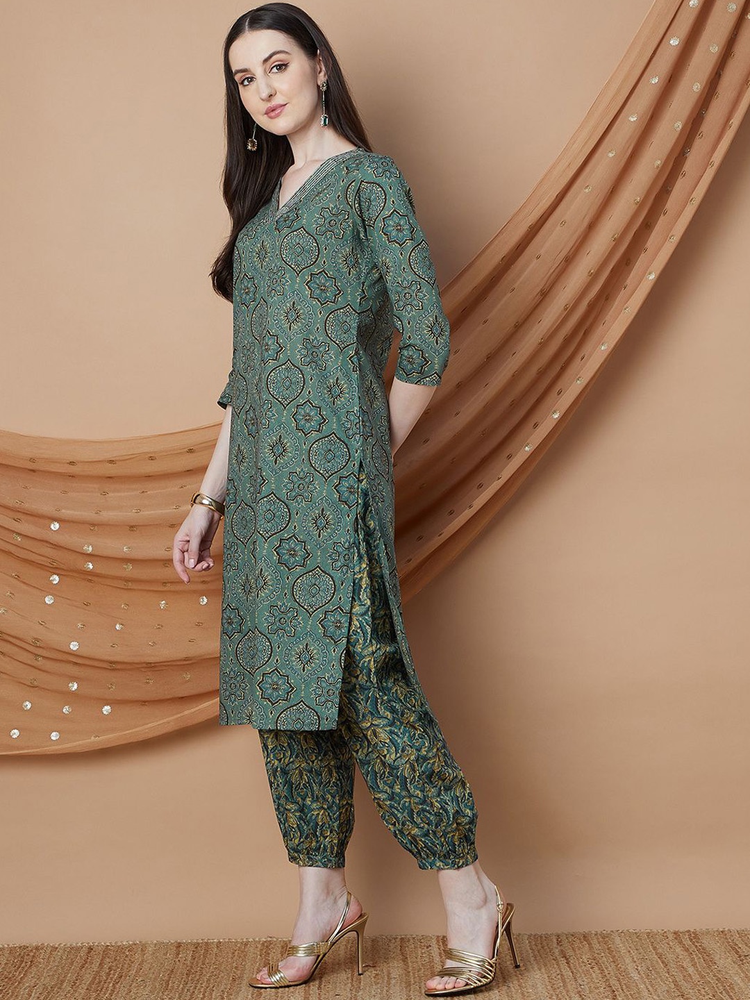Melange by Lifestyle Floral Printed V-Neck Straight Pure Cotton Kurta With Pyjamas, Green
Melange by Lifestyle Floral Printed V-Neck Straight Pure Cotton Kurta With Pyjamas, Green
