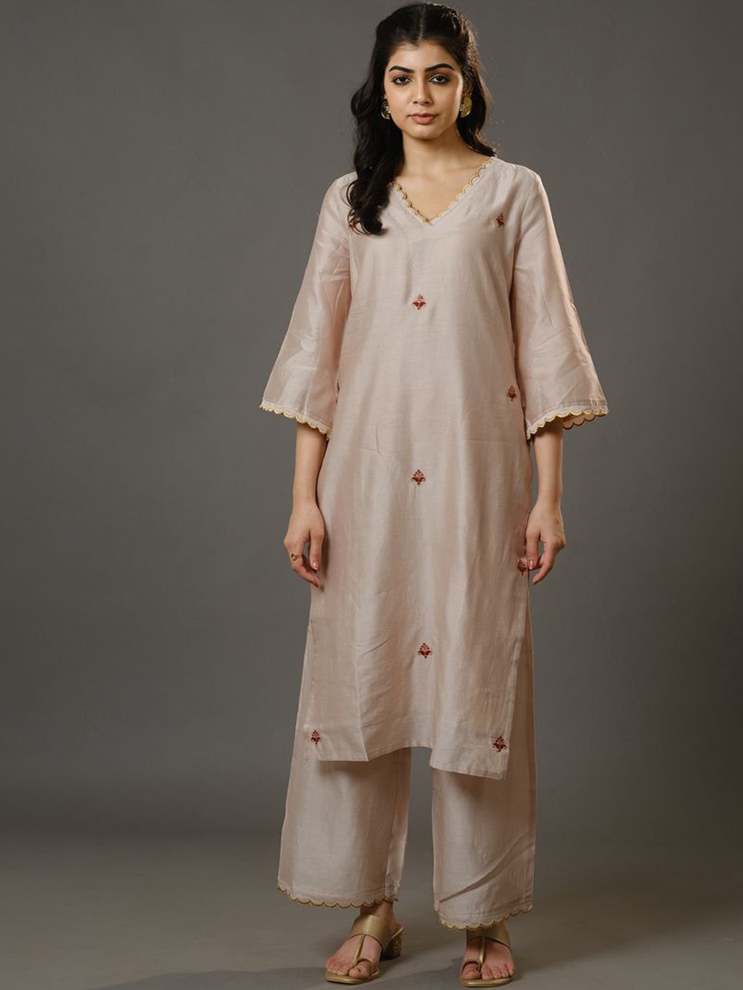 Hassu's Women Ethnic Motifs Embroidered Regular Chanderi Silk Kurta with Palazzos, Beige
Hassu's Women Ethnic Motifs Embroidered Regular Chanderi Silk Kurta with Palazzos, Beige